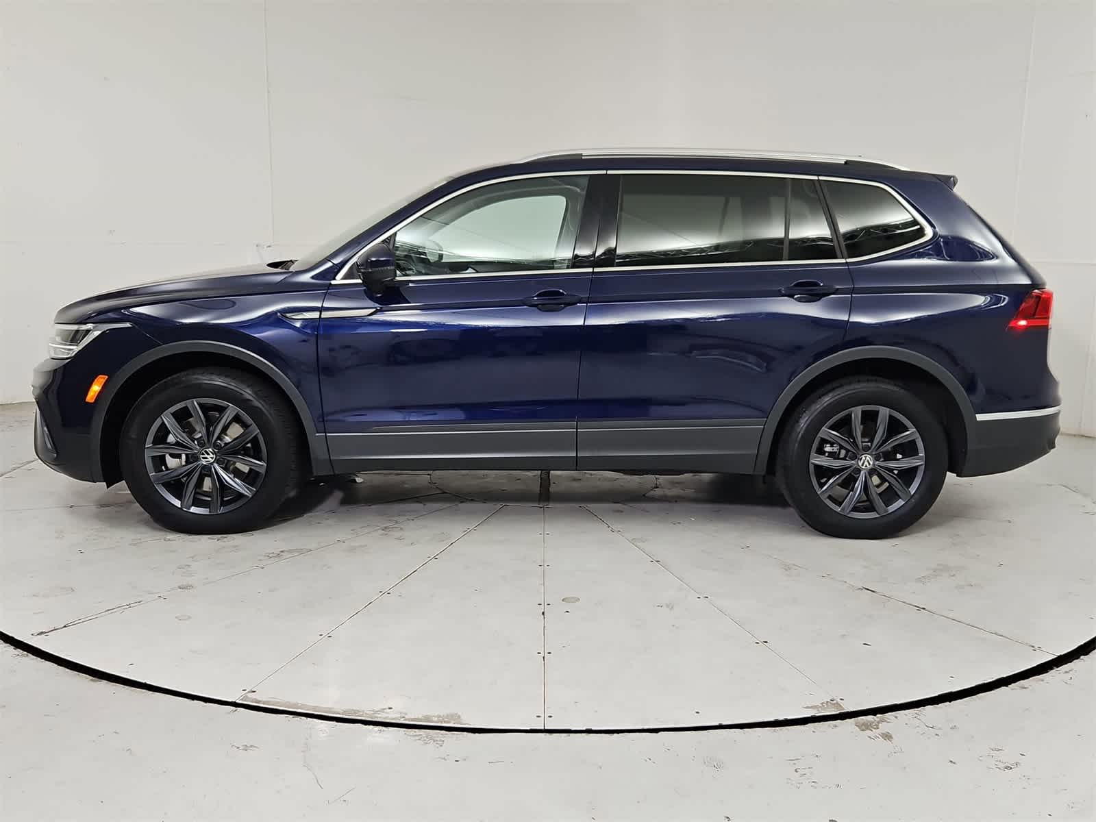 2023 Volkswagen Tiguan SE photo 3