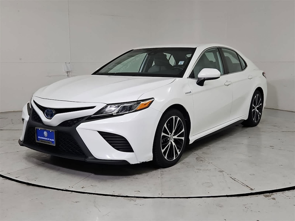 Used 2020 Toyota Camry Hybrid SE Sedan