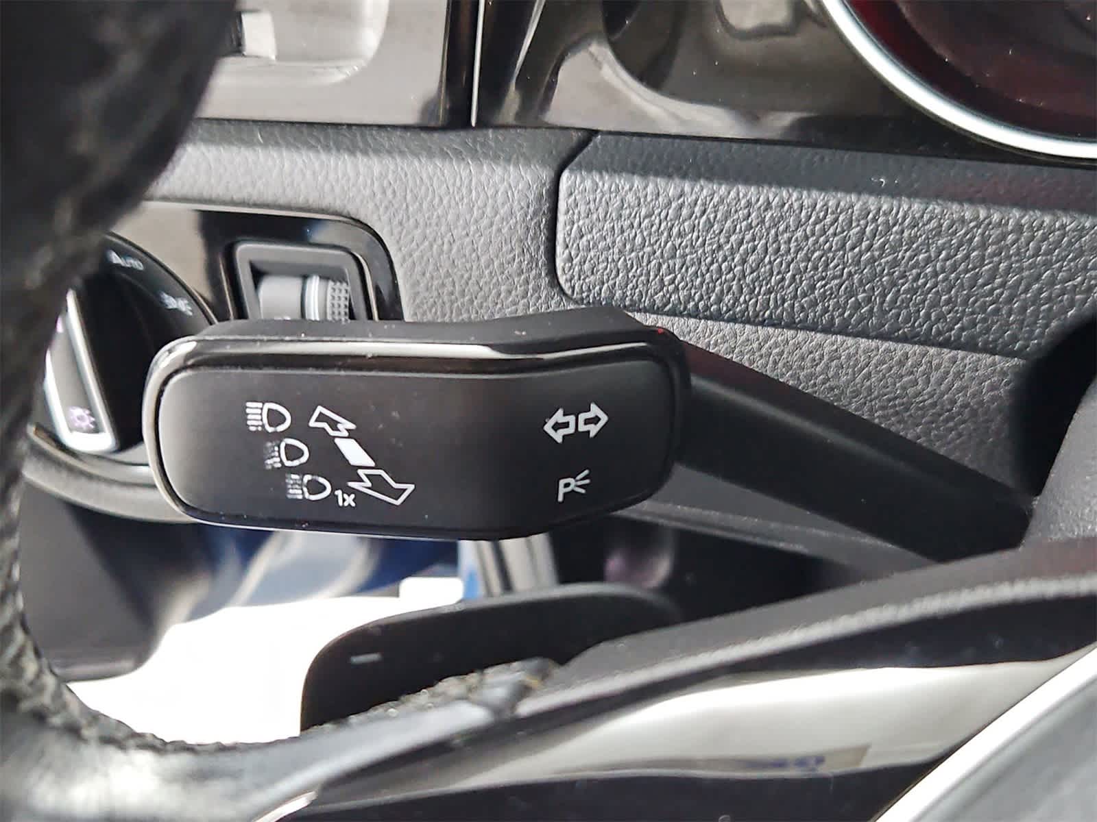 2015 Volkswagen e-Golf SE 28