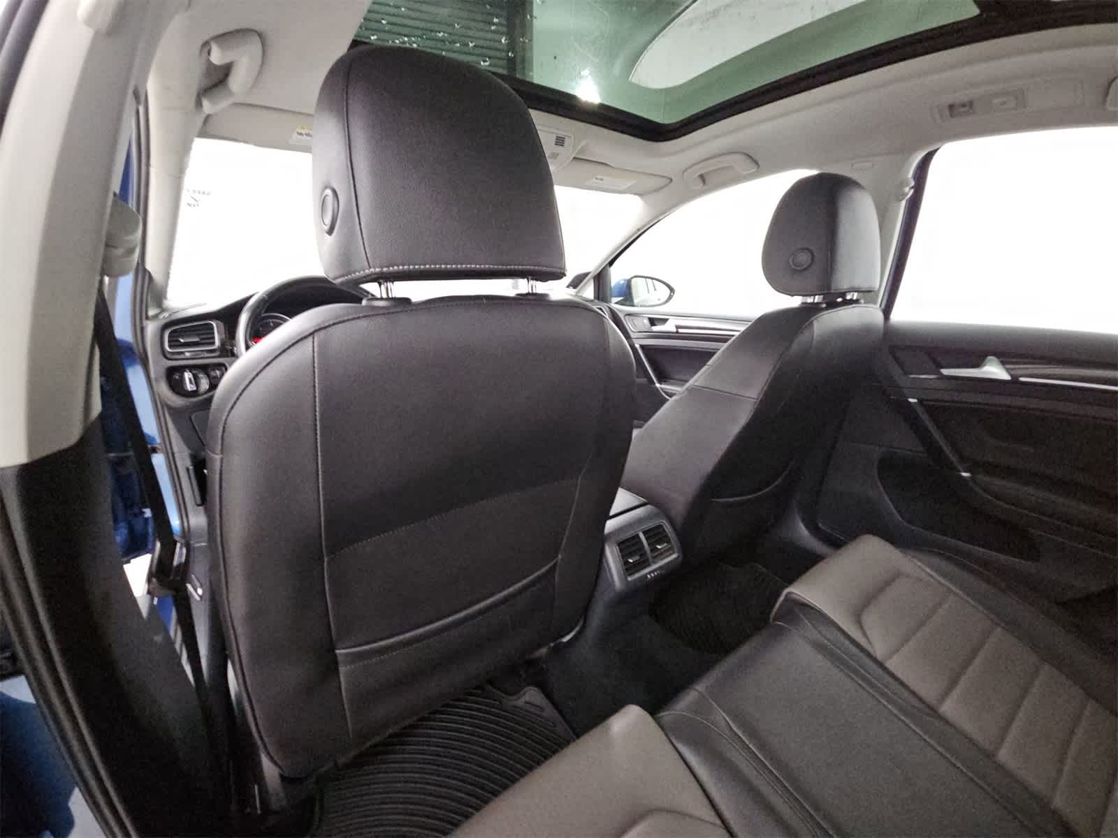 2015 Volkswagen e-Golf SE 18