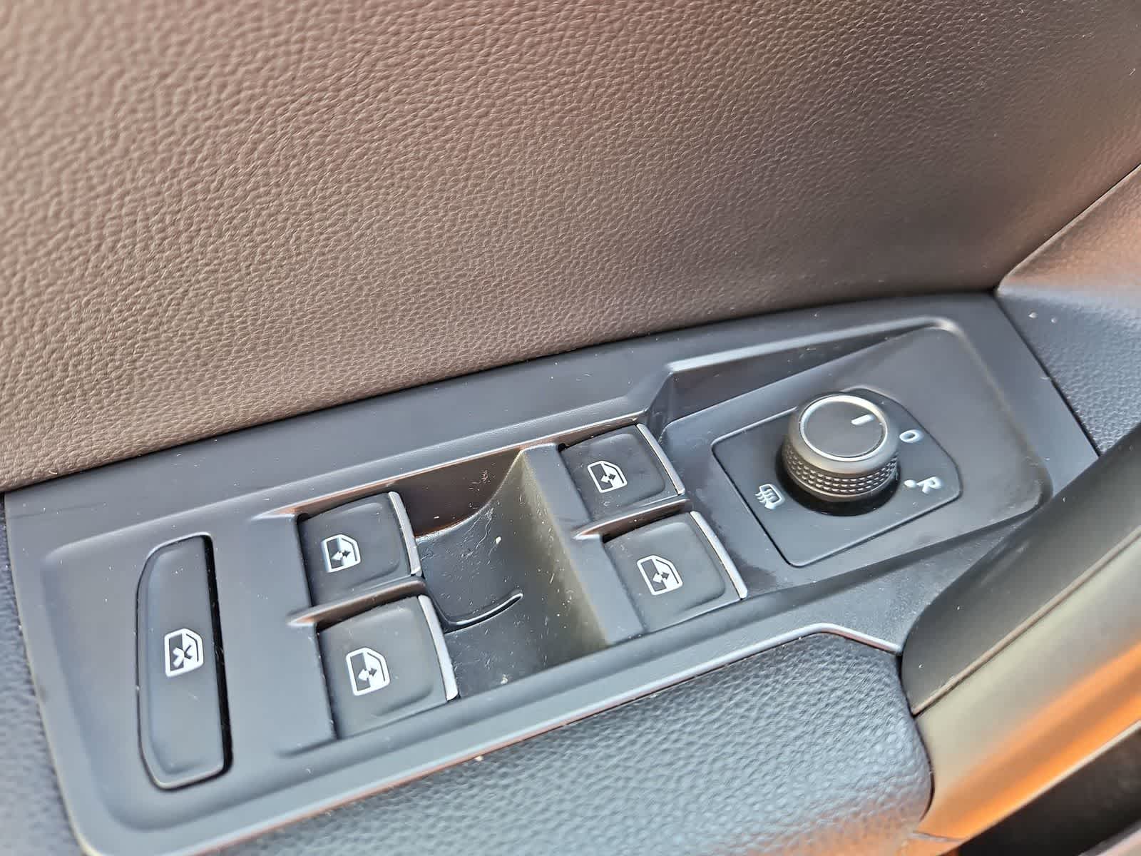 Thumbnail: 2021 Volkswagen Tiguan - 17