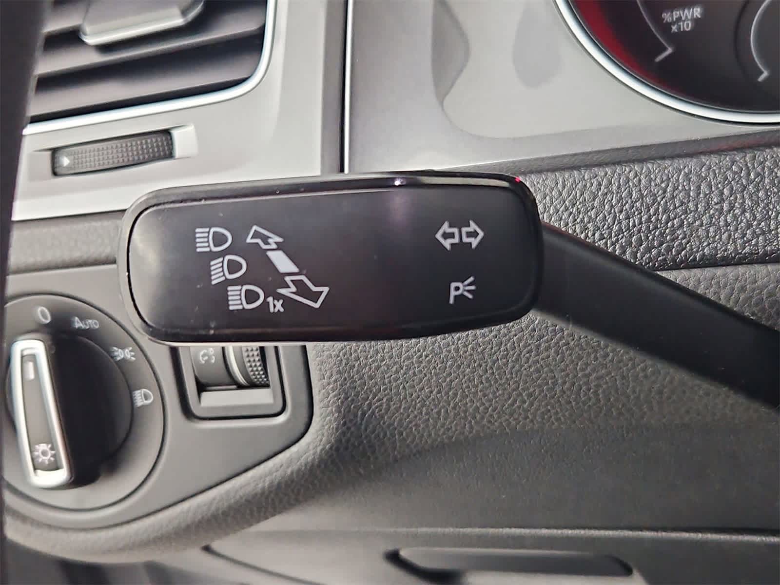 2016 Volkswagen e-Golf SE 23