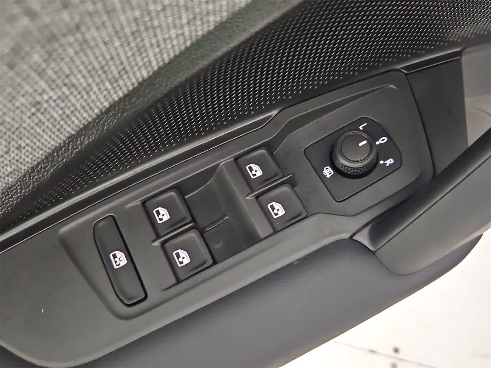 Thumbnail: 2025 Volkswagen Tiguan - 17