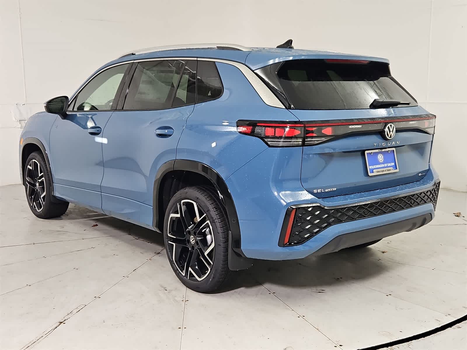 2026 Volkswagen Tiguan SEL R-Line photo 2