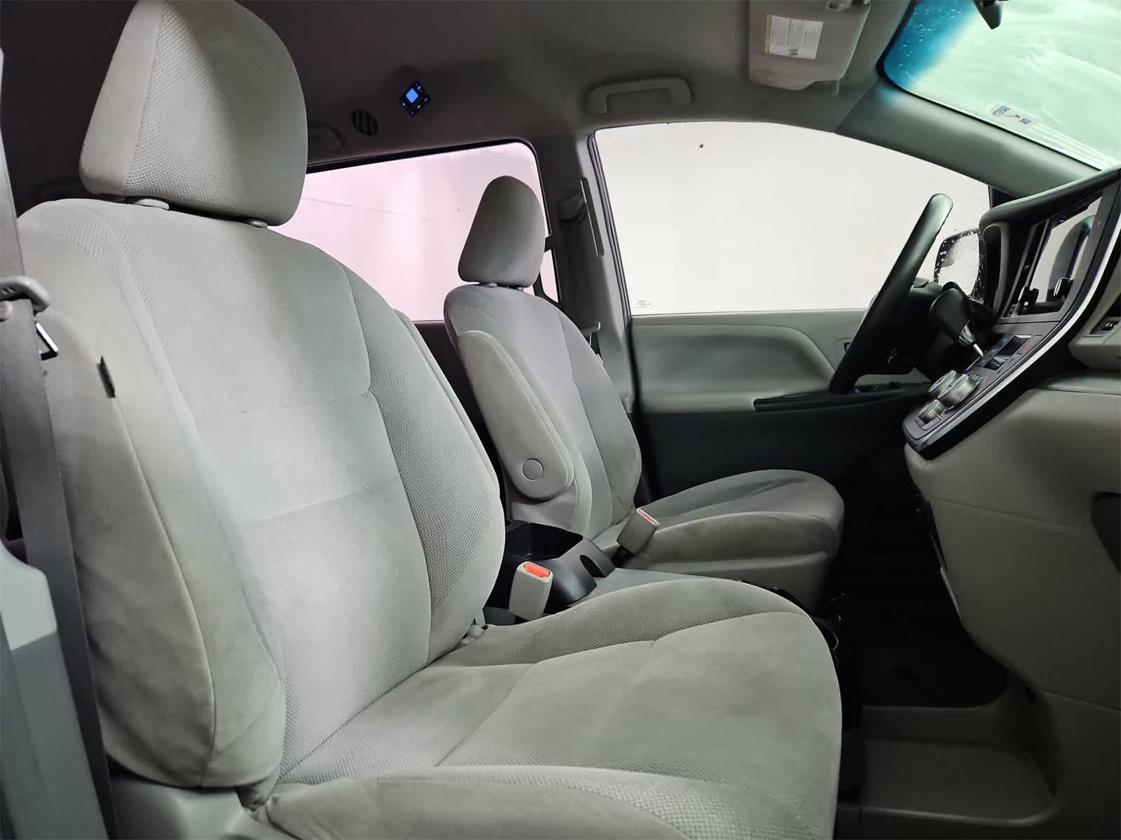 Thumbnail: 2016 Toyota Sienna - 21