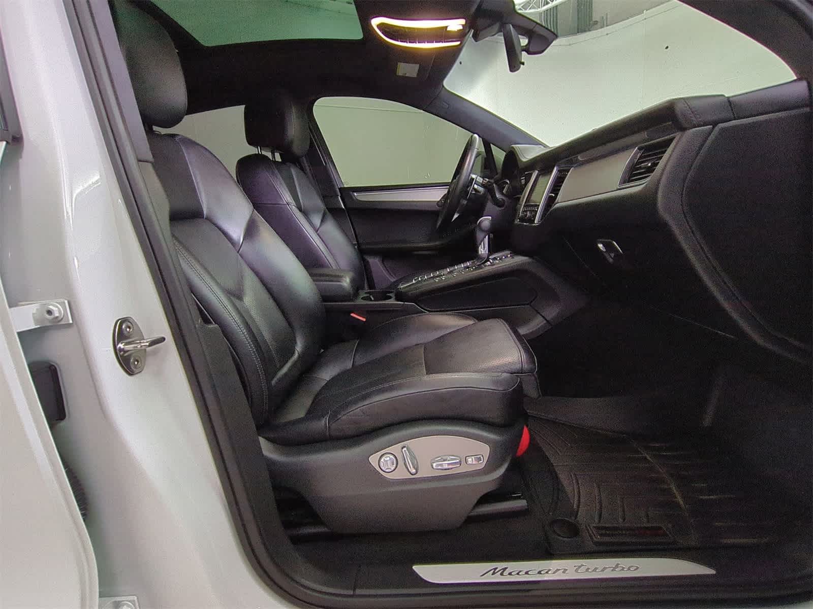 Thumbnail: 2015 Porsche Macan - 22