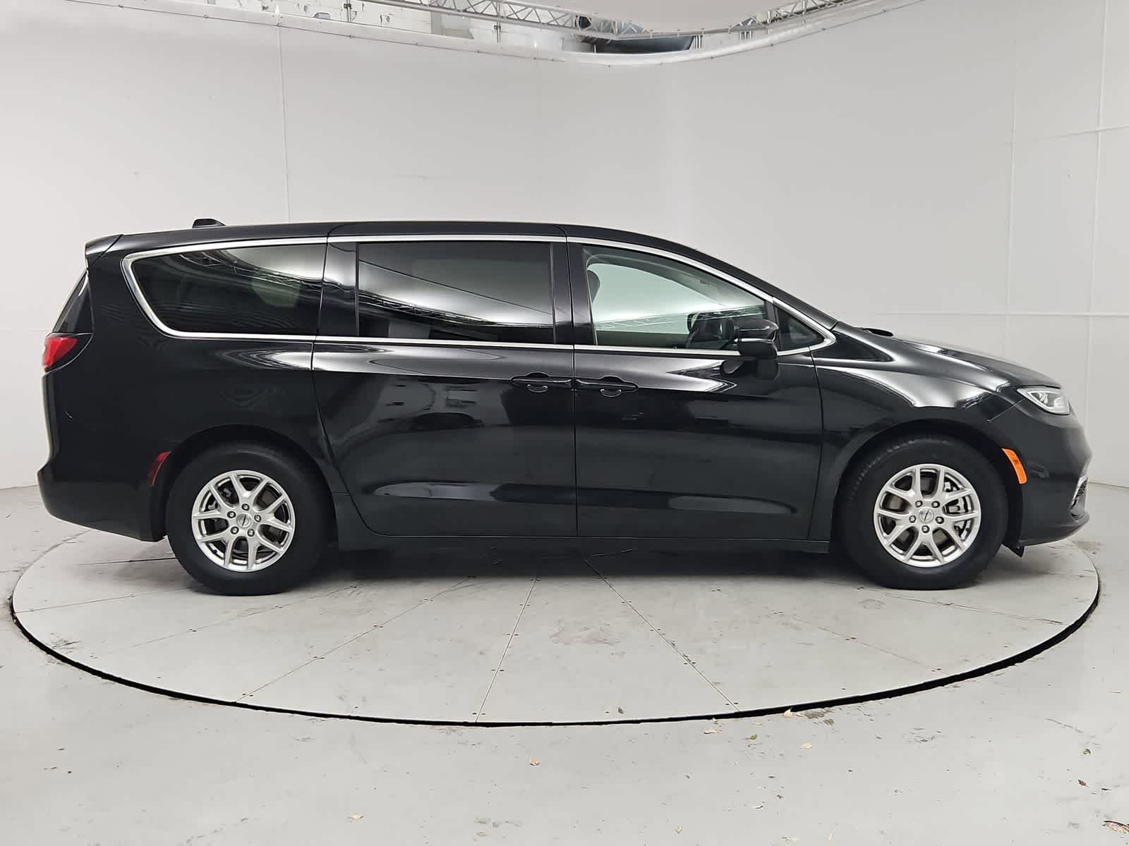 Thumbnail: 2023 Chrysler Pacifica - 7