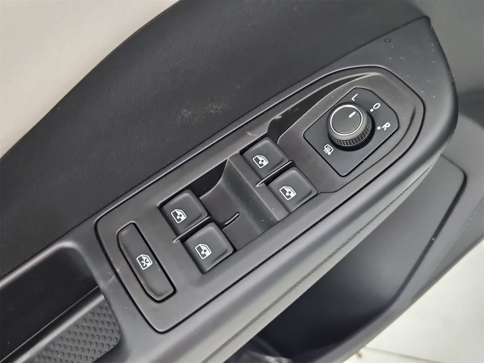 2025 Volkswagen Taos SE 16