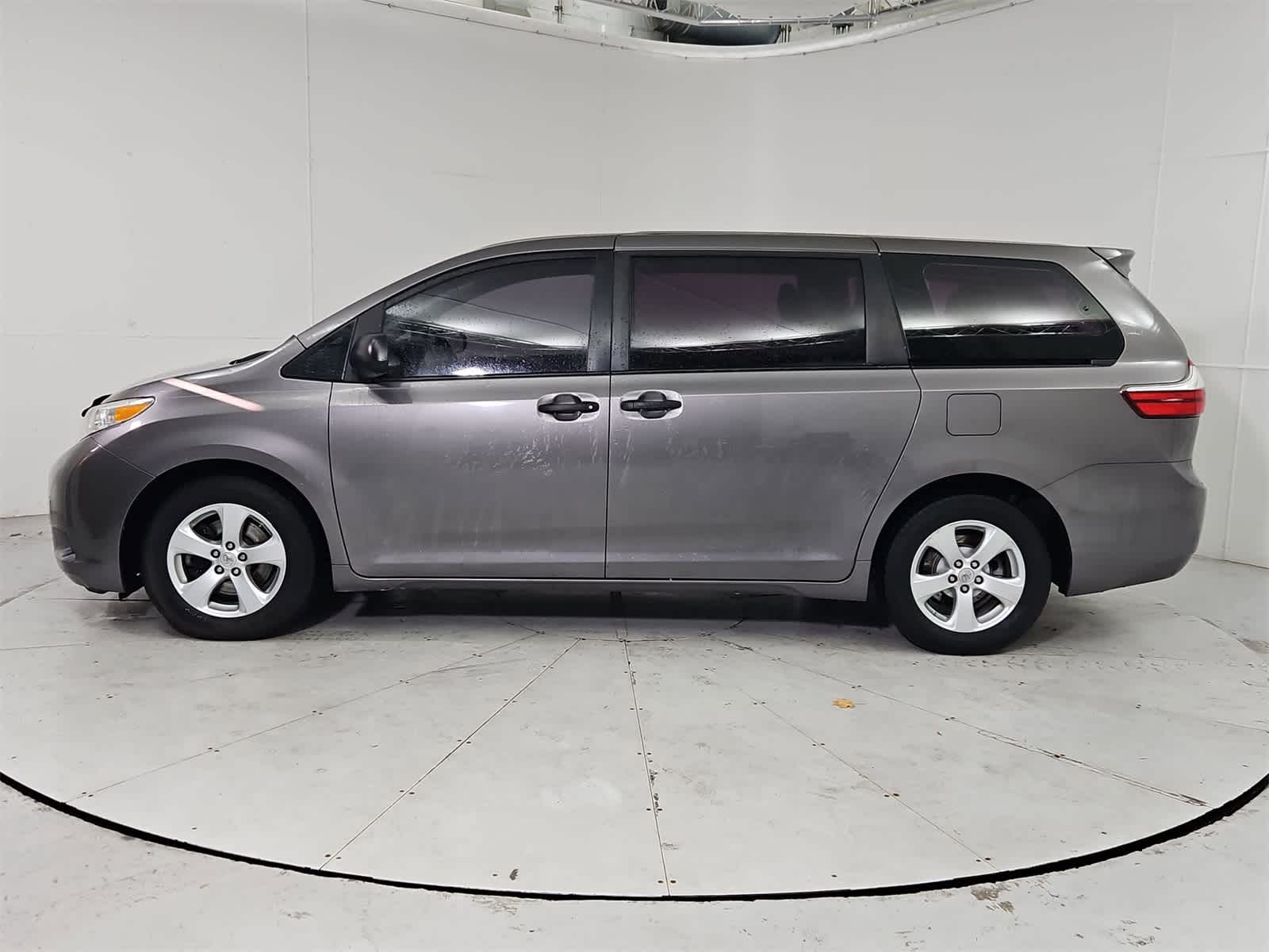 Thumbnail: 2016 Toyota Sienna - 3