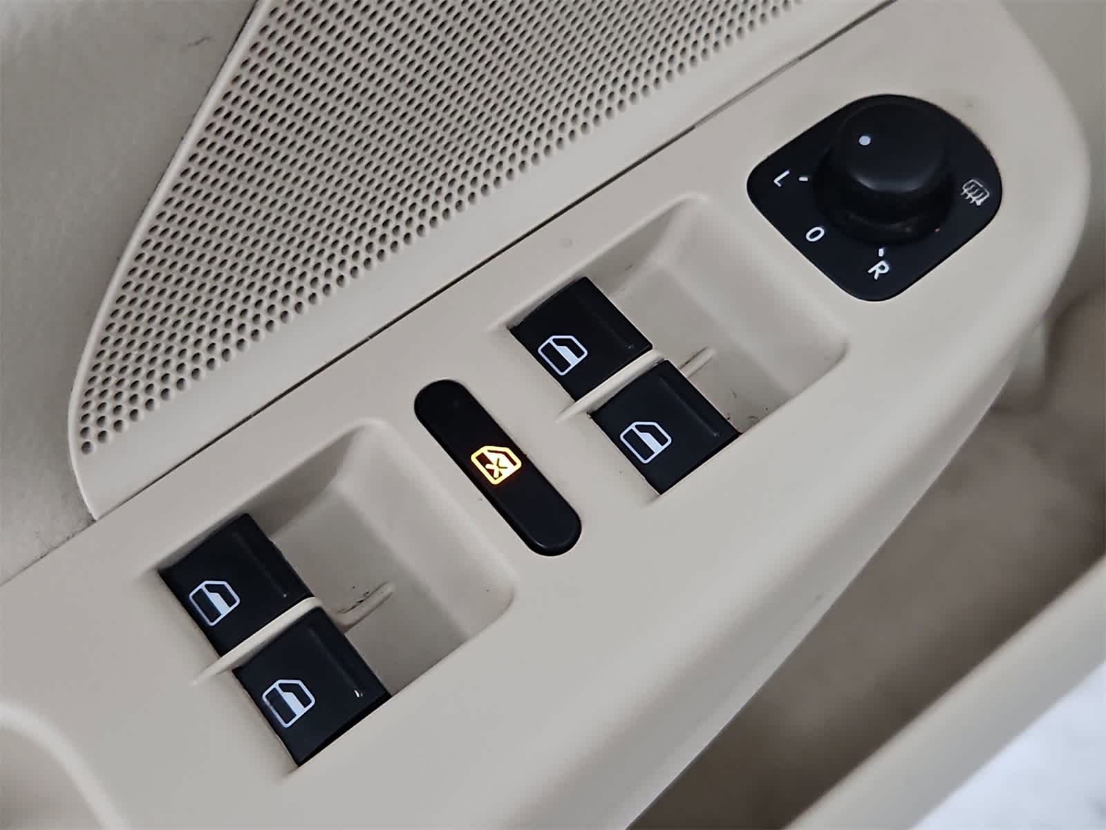 Thumbnail: 2011 Volkswagen Jetta - 16
