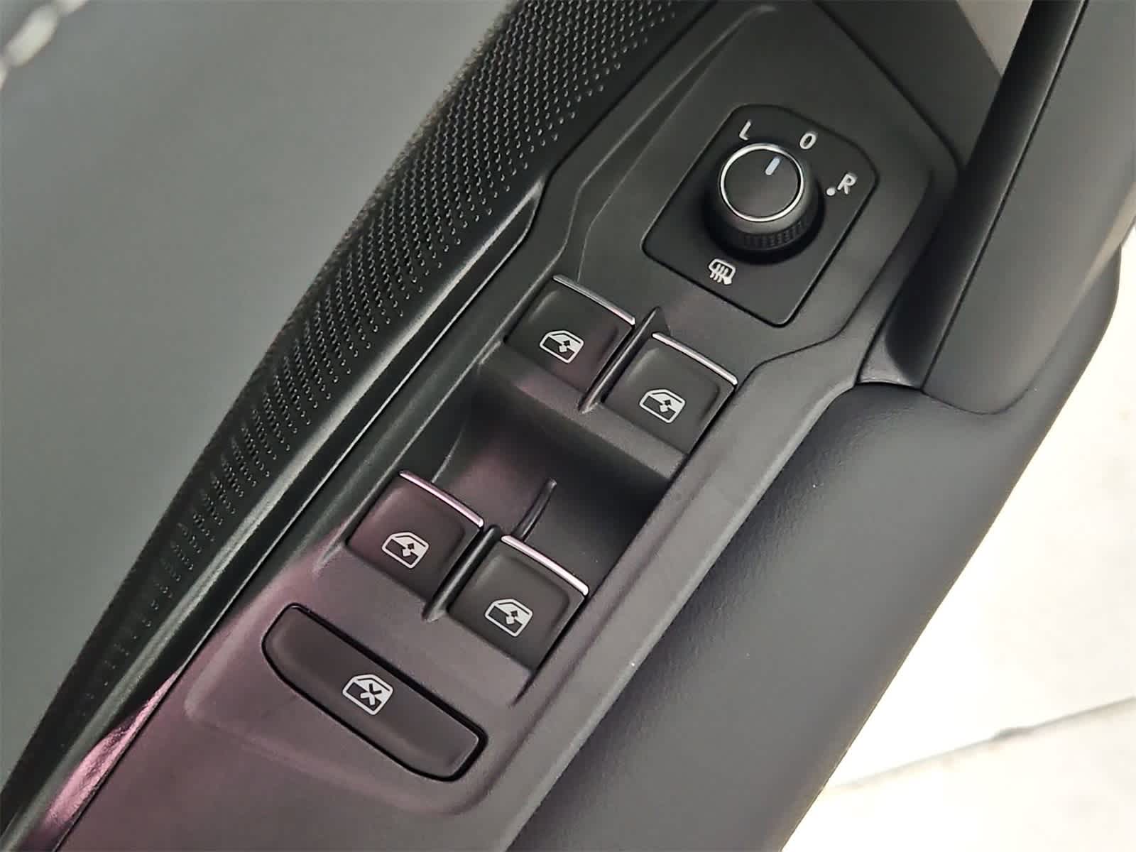 Thumbnail: 2025 Volkswagen Tiguan - 17