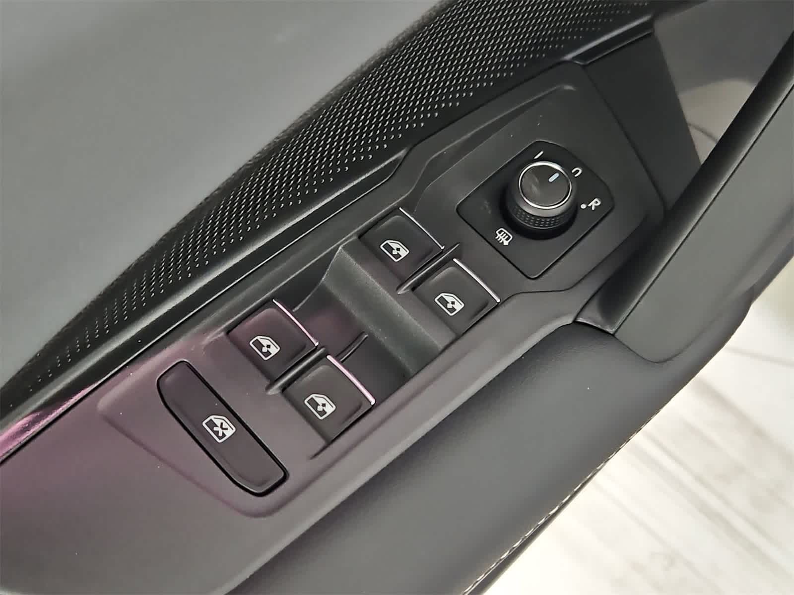 Thumbnail: 2025 Volkswagen Tiguan - 17