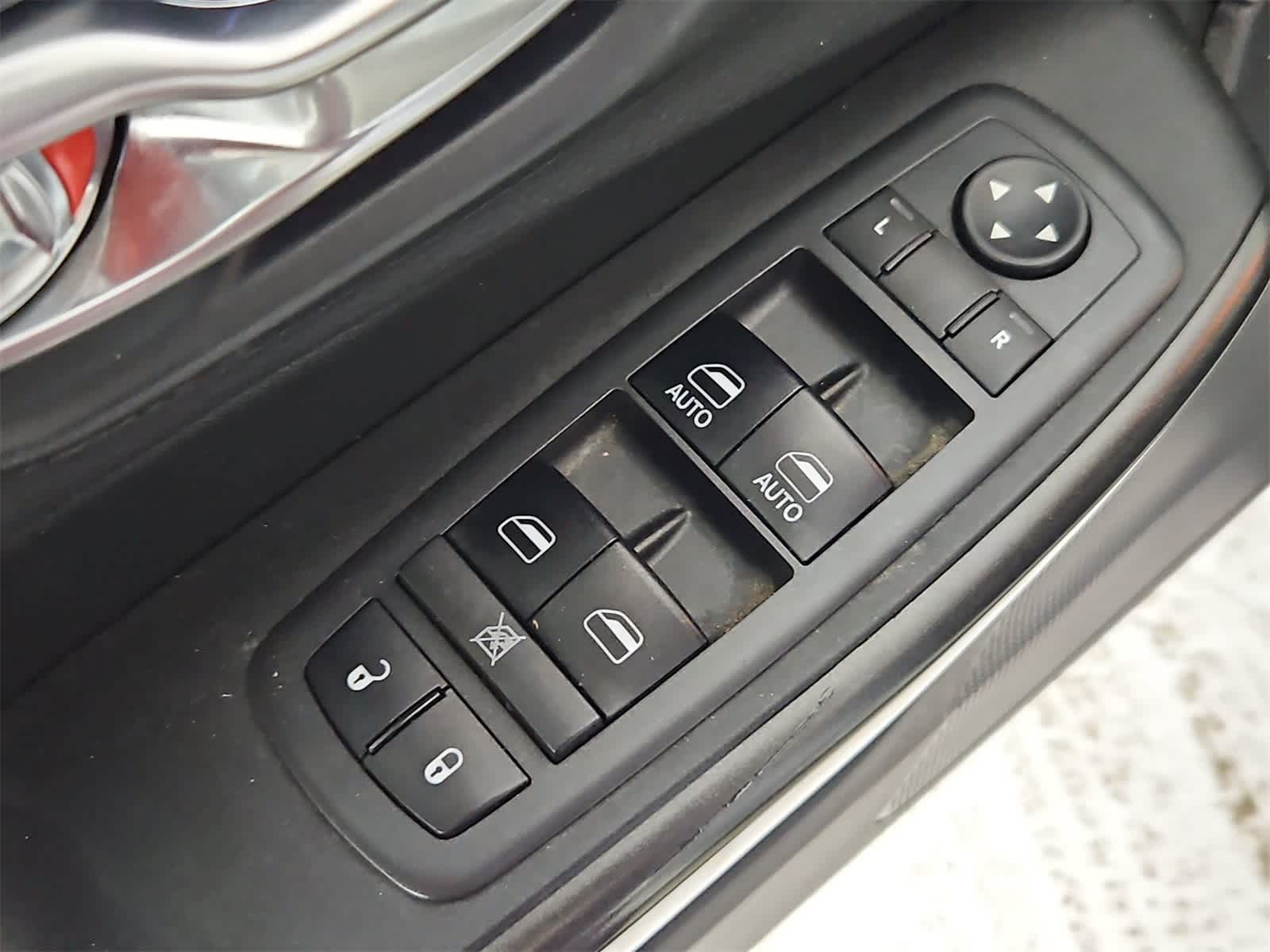 Thumbnail: 2019 Jeep Cherokee - 17