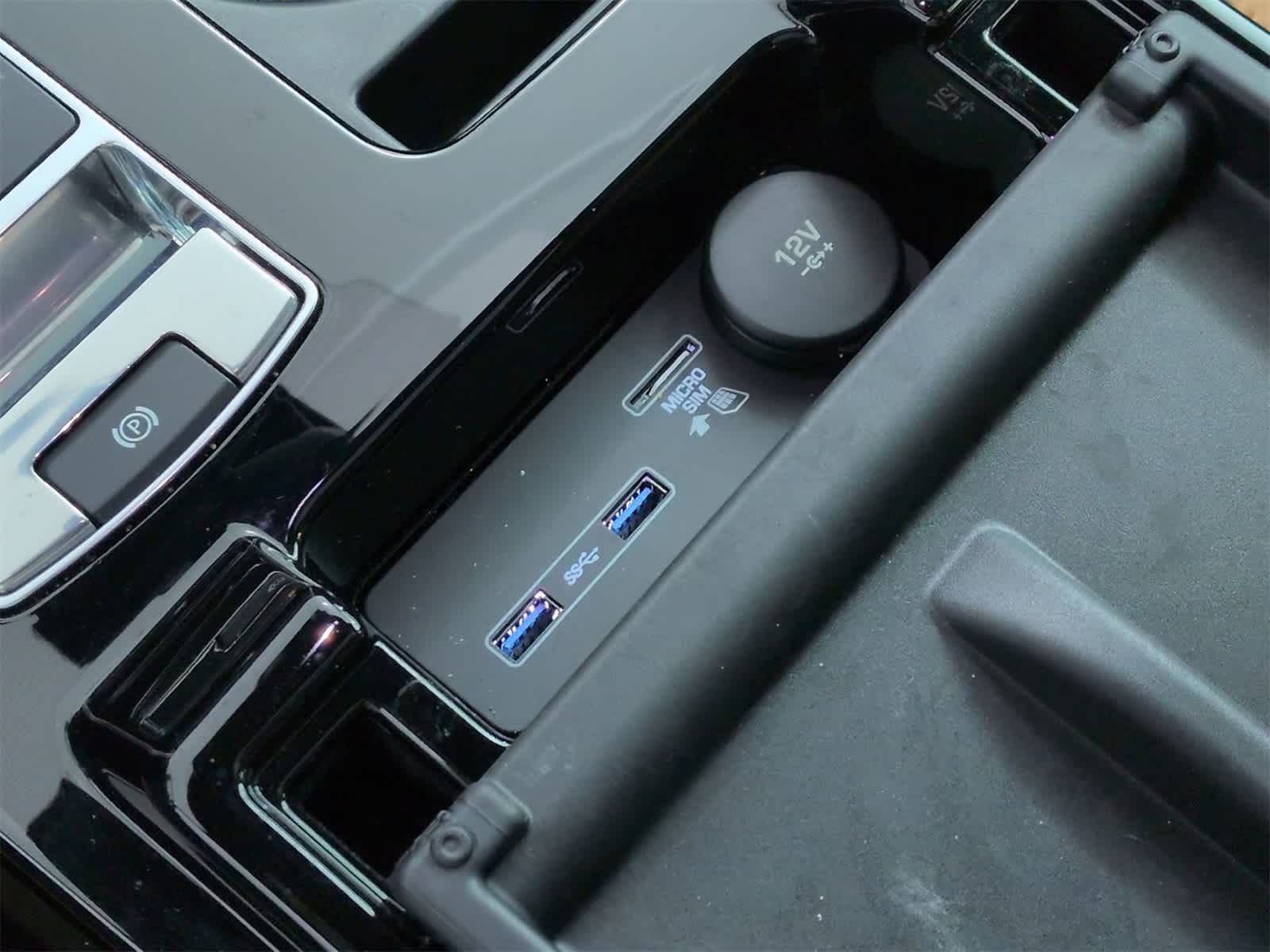 Thumbnail: 2020 Land Rover Discovery - 32