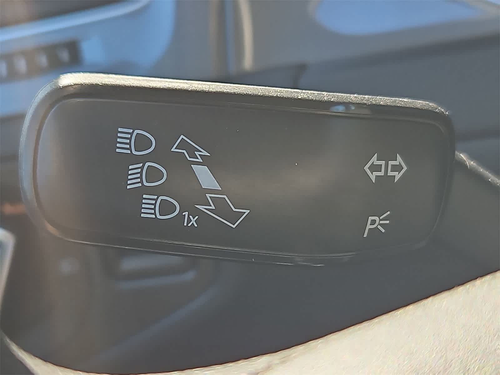 Thumbnail: 2016 Volkswagen e-Golf - 26