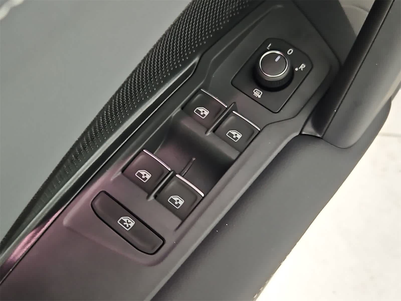 Thumbnail: 2025 Volkswagen Tiguan - 17