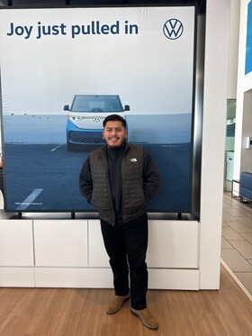 Staff member Azael Cardoza from ID_f7d17dd7c9a2