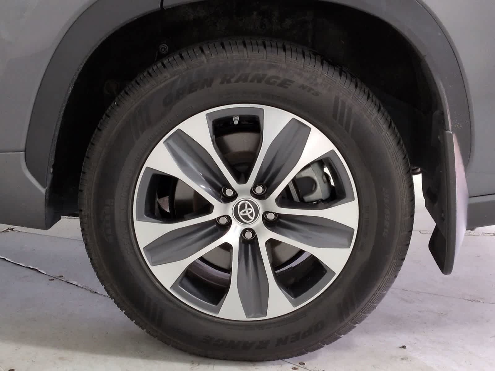 Thumbnail: 2023 Toyota Highlander - 12