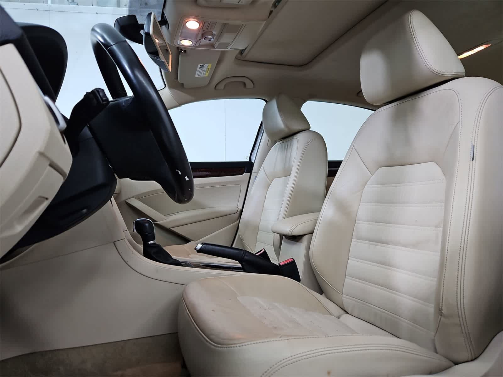 Thumbnail: 2013 Volkswagen Passat - 16