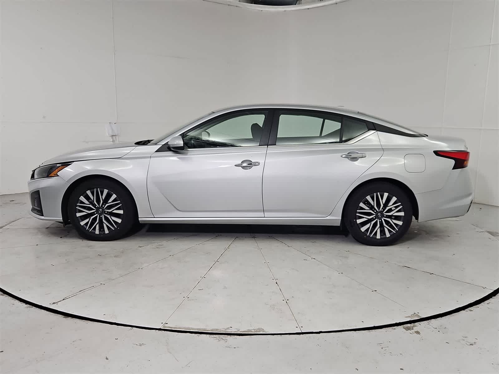 2023 Nissan Altima 2.5 SV photo 3