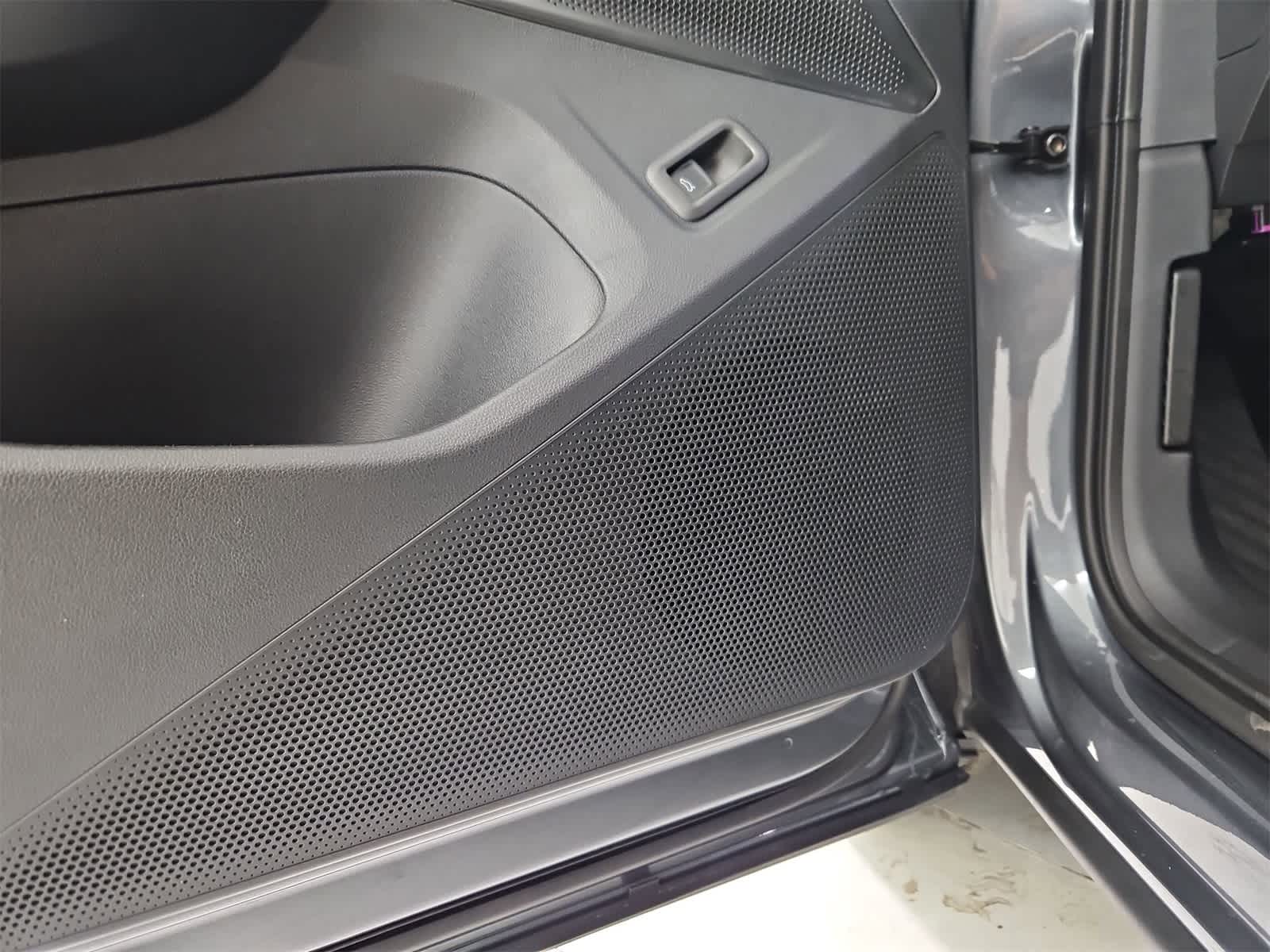 Thumbnail: 2025 Volkswagen Tiguan - 32