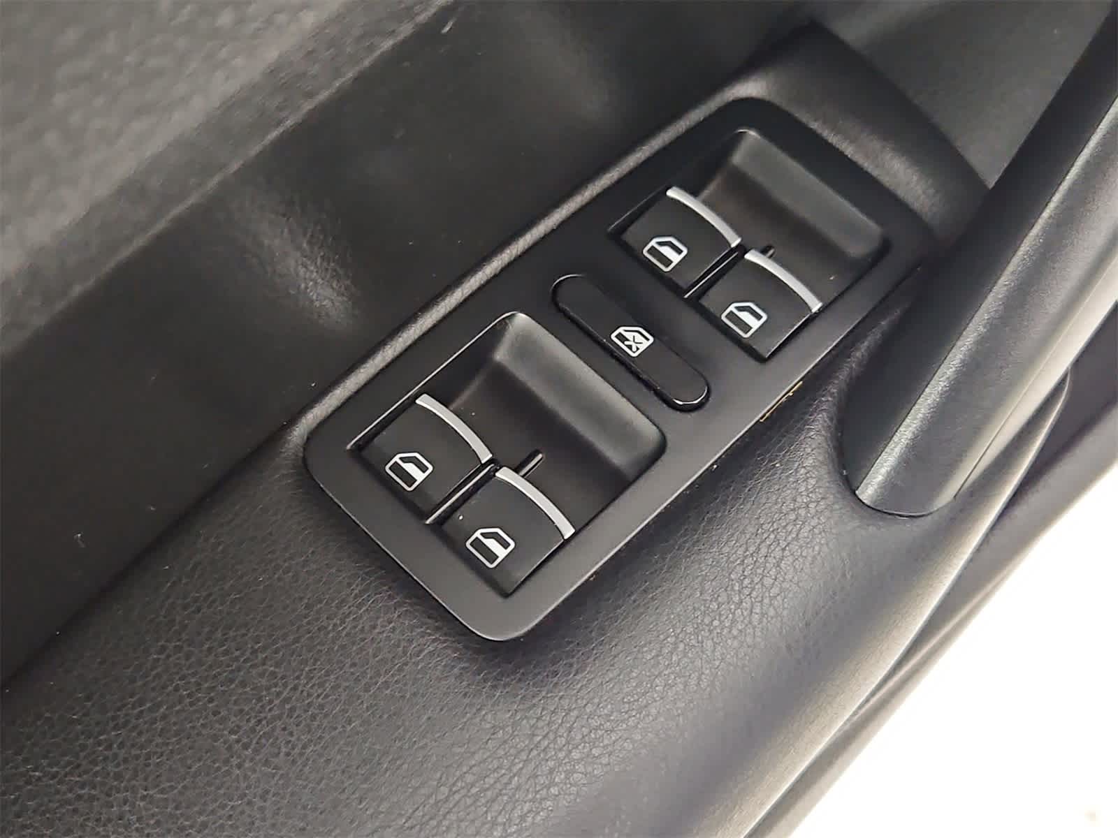 Thumbnail: 2013 Volkswagen Passat - 17