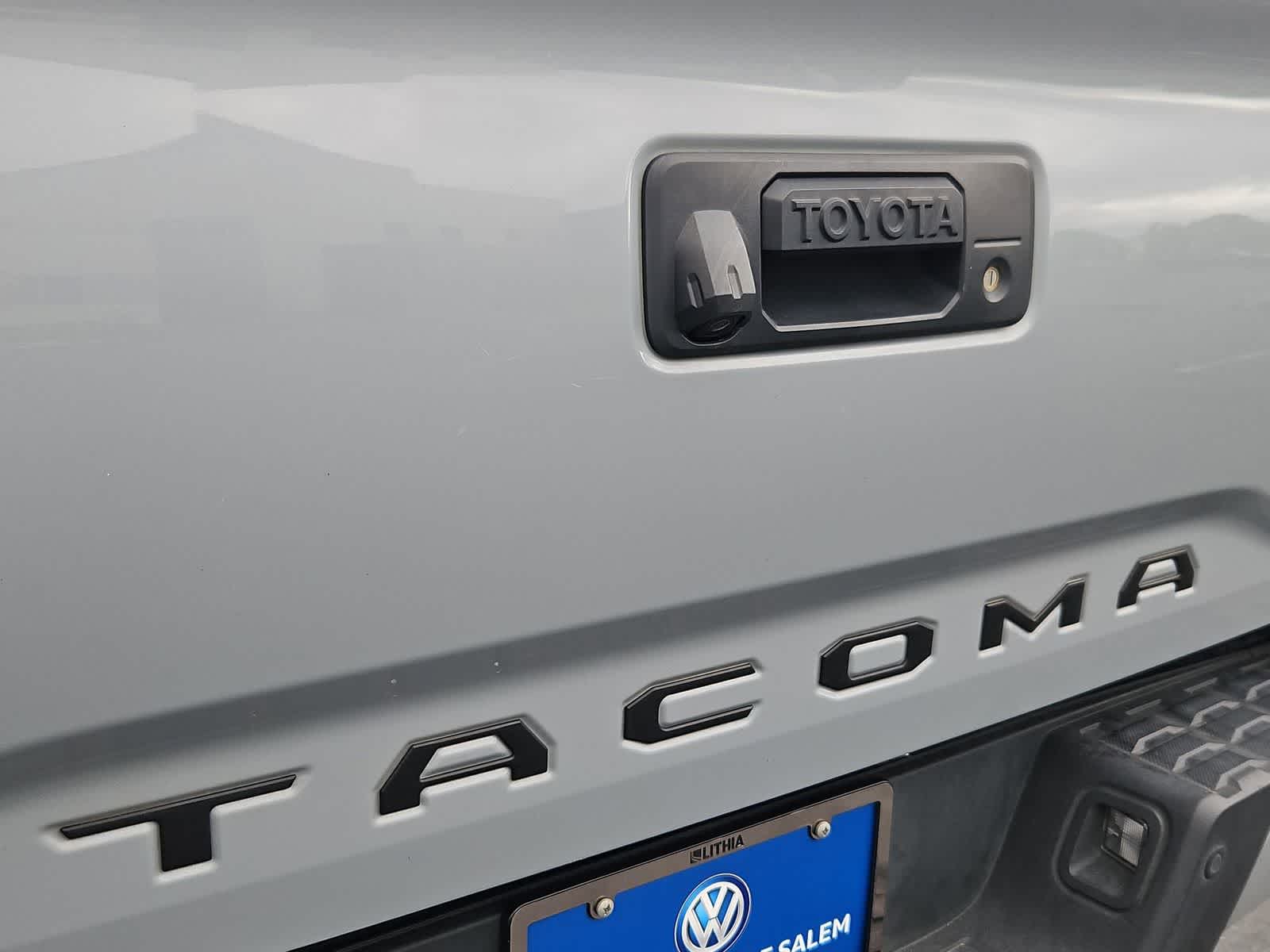 Thumbnail: 2018 Toyota Tacoma - 12