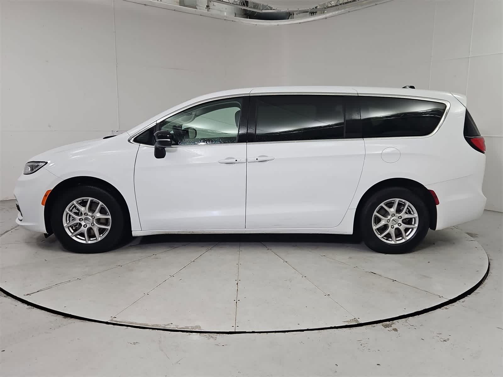 Thumbnail: 2024 Chrysler Pacifica - 3