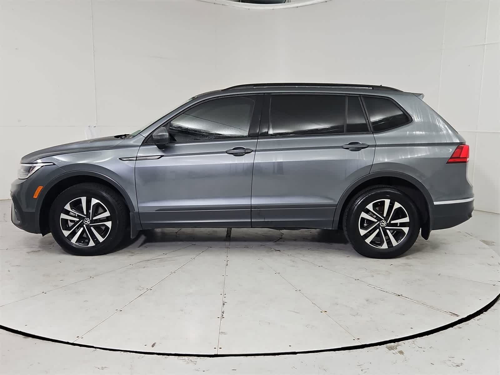 Thumbnail: 2022 Volkswagen Tiguan - 3