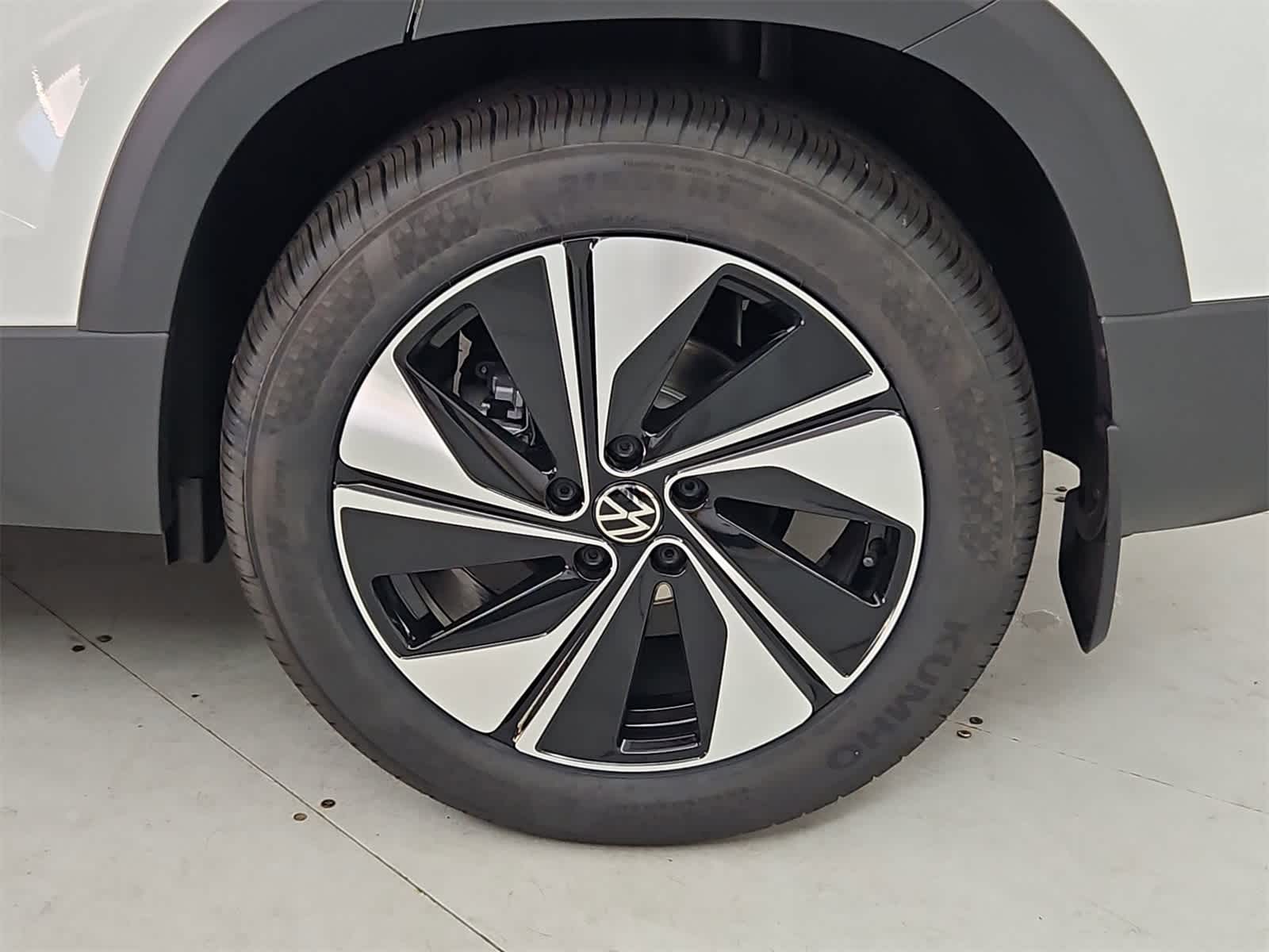 2025 Volkswagen Taos SE 12