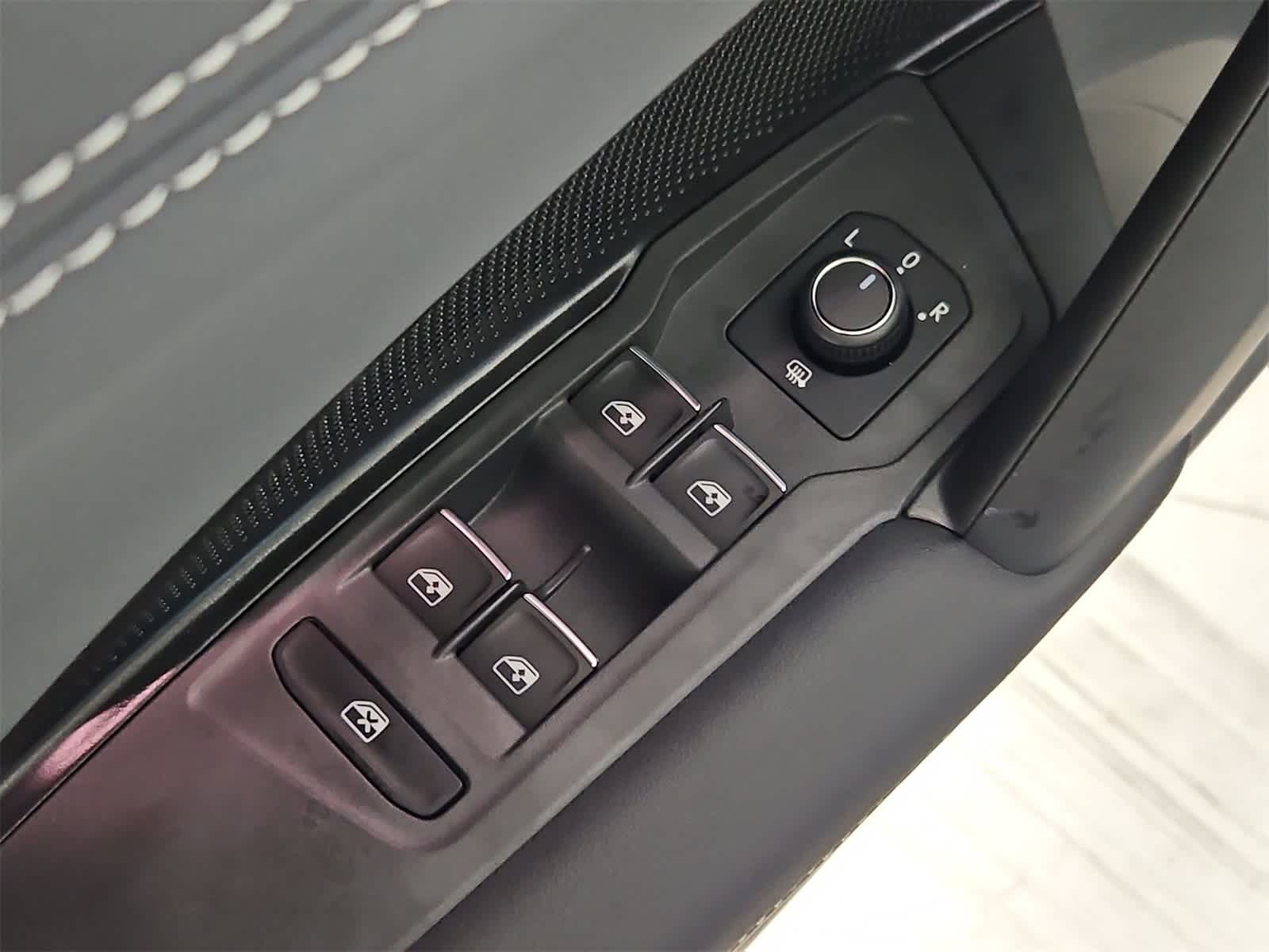 Thumbnail: 2025 Volkswagen Tiguan - 17