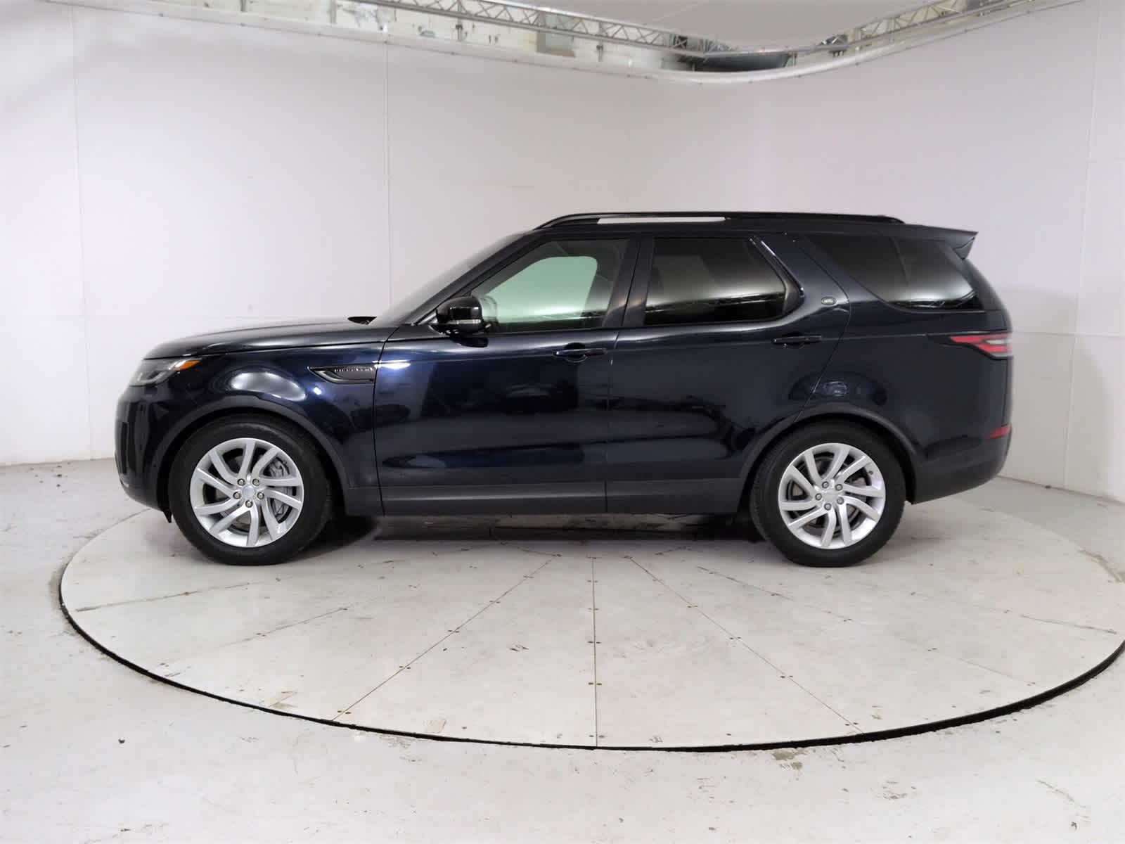 Thumbnail: 2020 Land Rover Discovery - 3