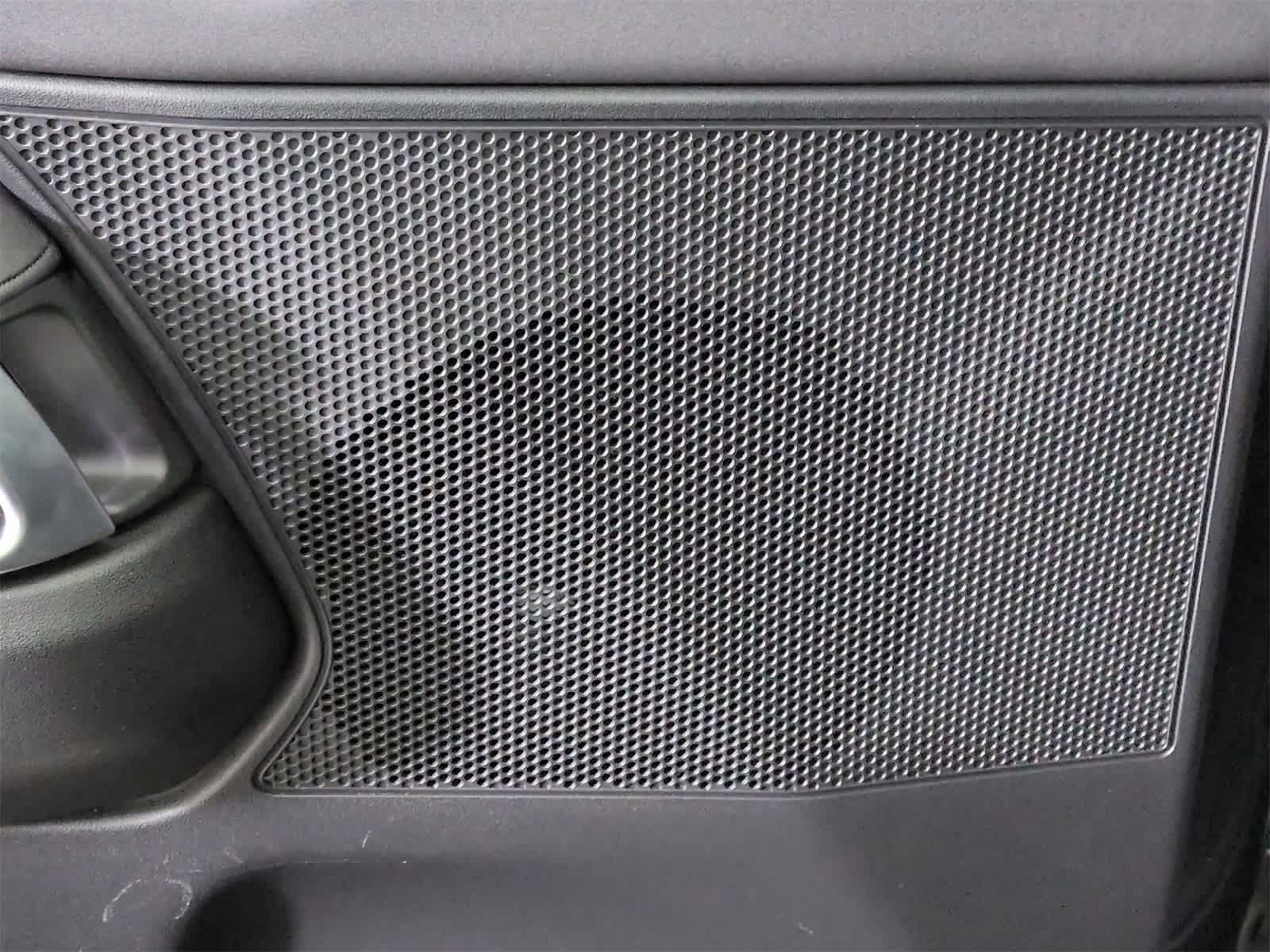 Thumbnail: 2020 Land Rover Discovery - 31