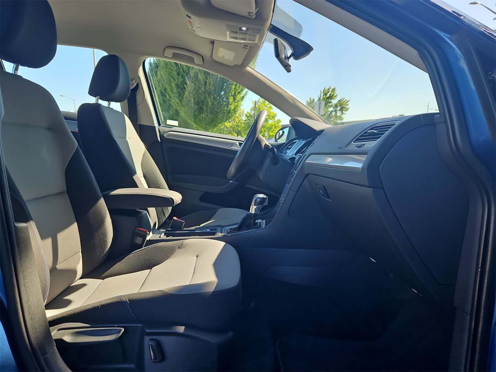 Thumbnail: 2016 Volkswagen e-Golf - 21