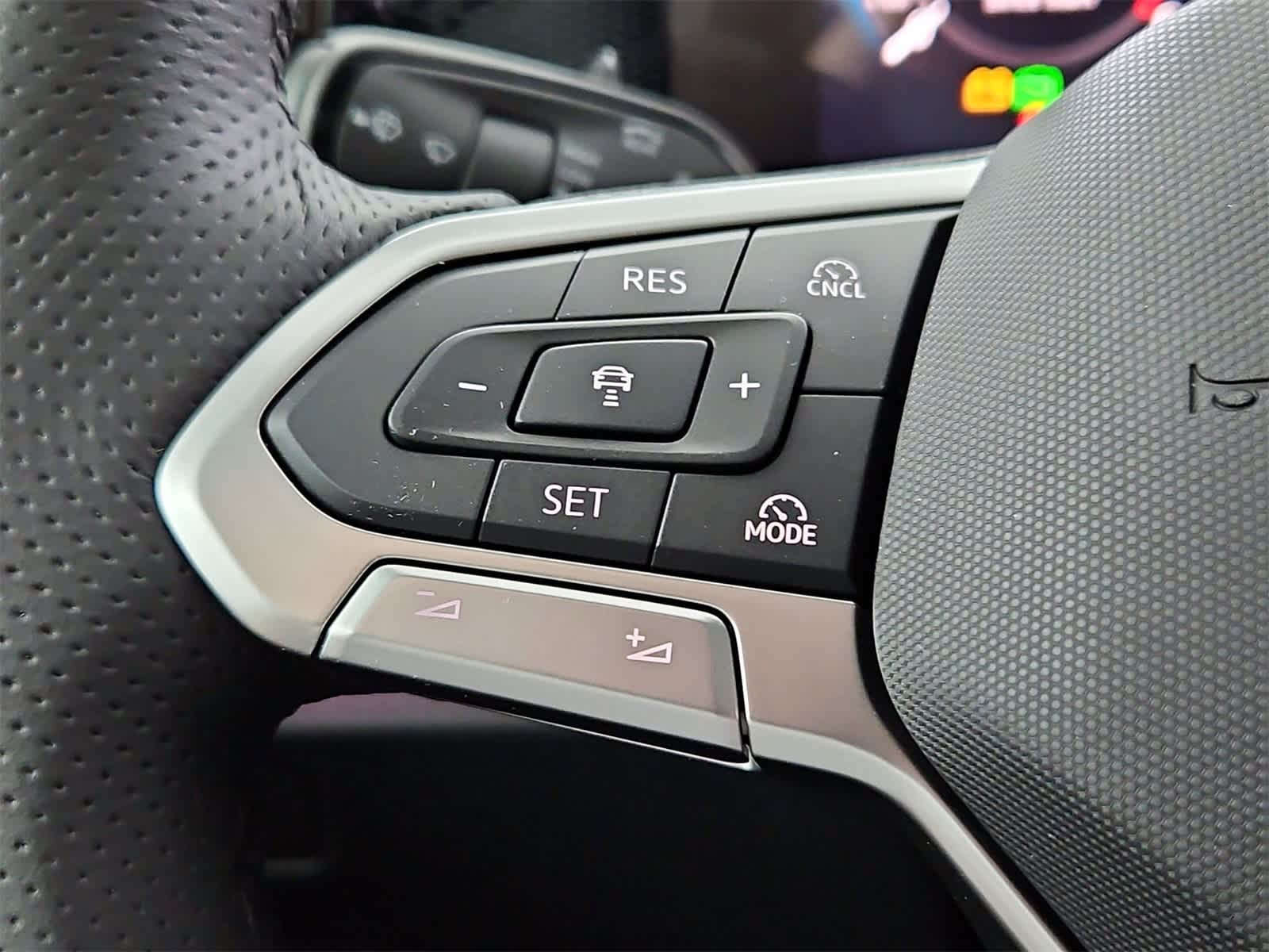 Thumbnail: 2025 Volkswagen Tiguan - 25