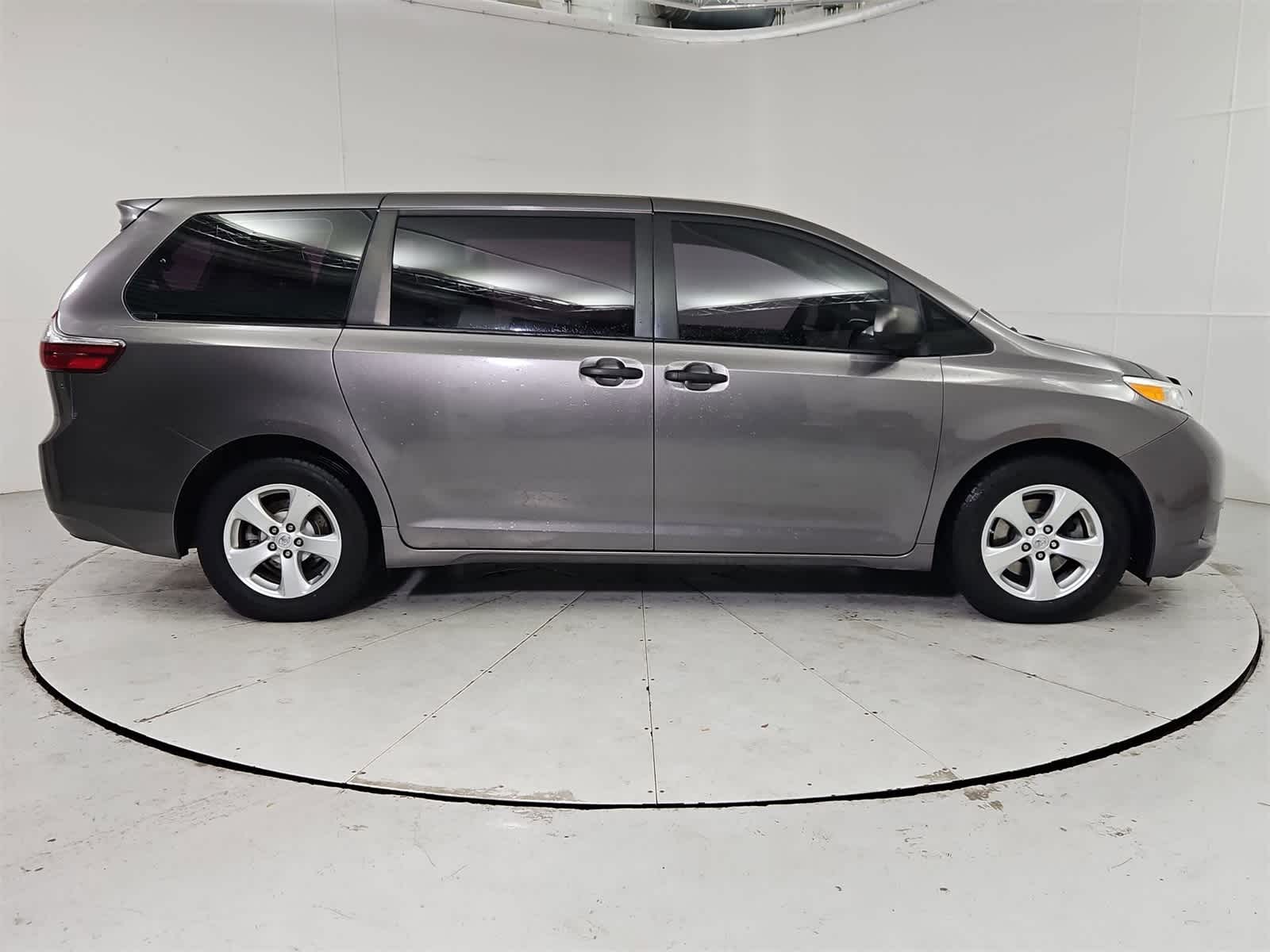Thumbnail: 2016 Toyota Sienna - 7
