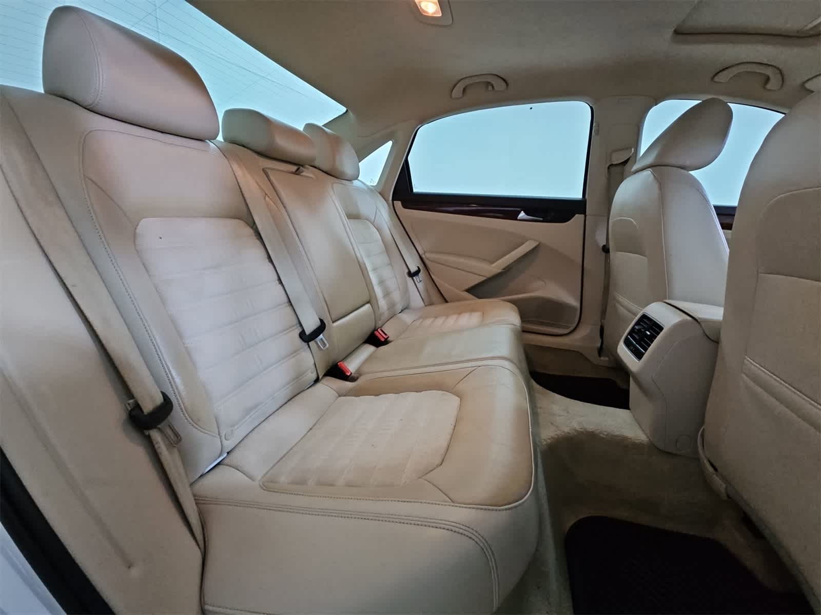 Thumbnail: 2013 Volkswagen Passat - 21