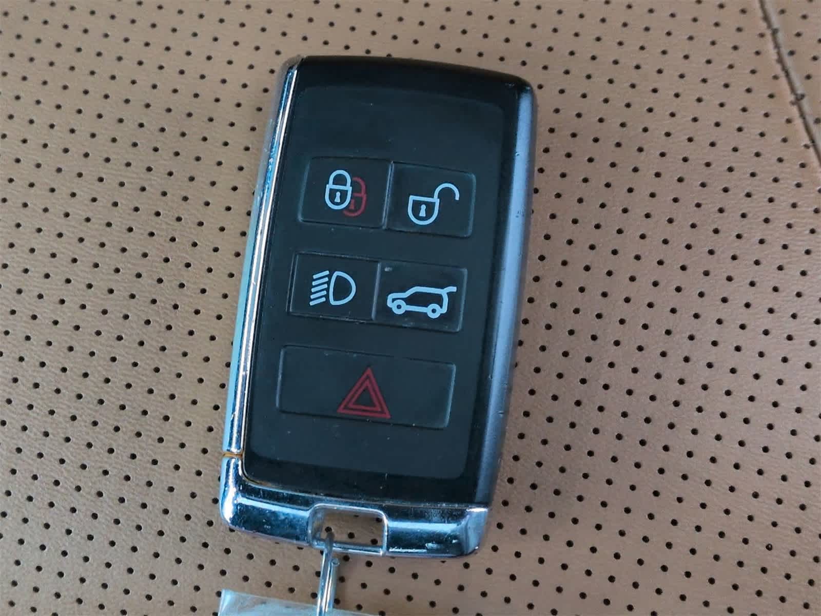 Thumbnail: 2020 Land Rover Discovery - 36