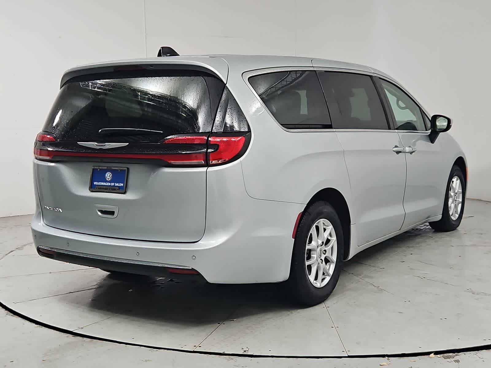 Thumbnail: 2023 Chrysler Pacifica - 6