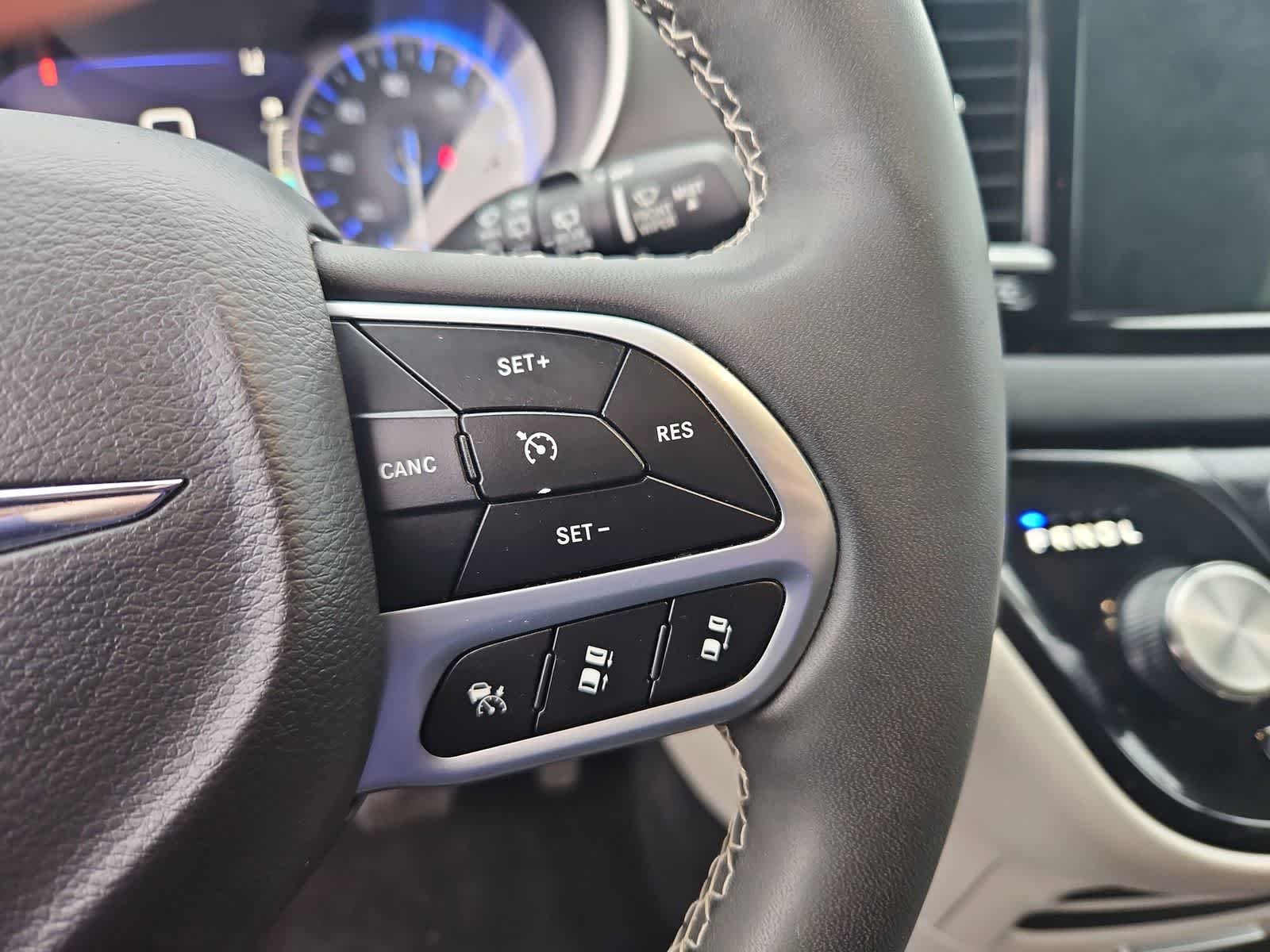Thumbnail: 2023 Chrysler Pacifica - 24