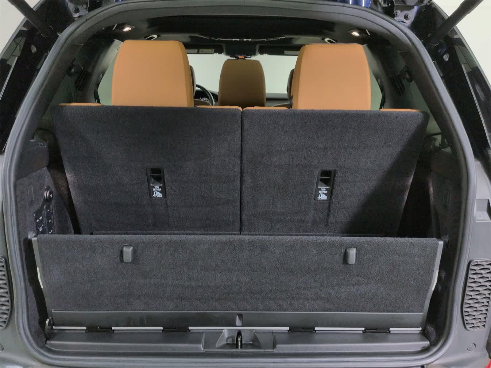 Thumbnail: 2020 Land Rover Discovery - 35