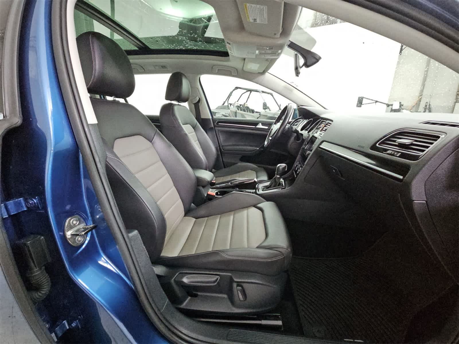 2015 Volkswagen e-Golf SE 23