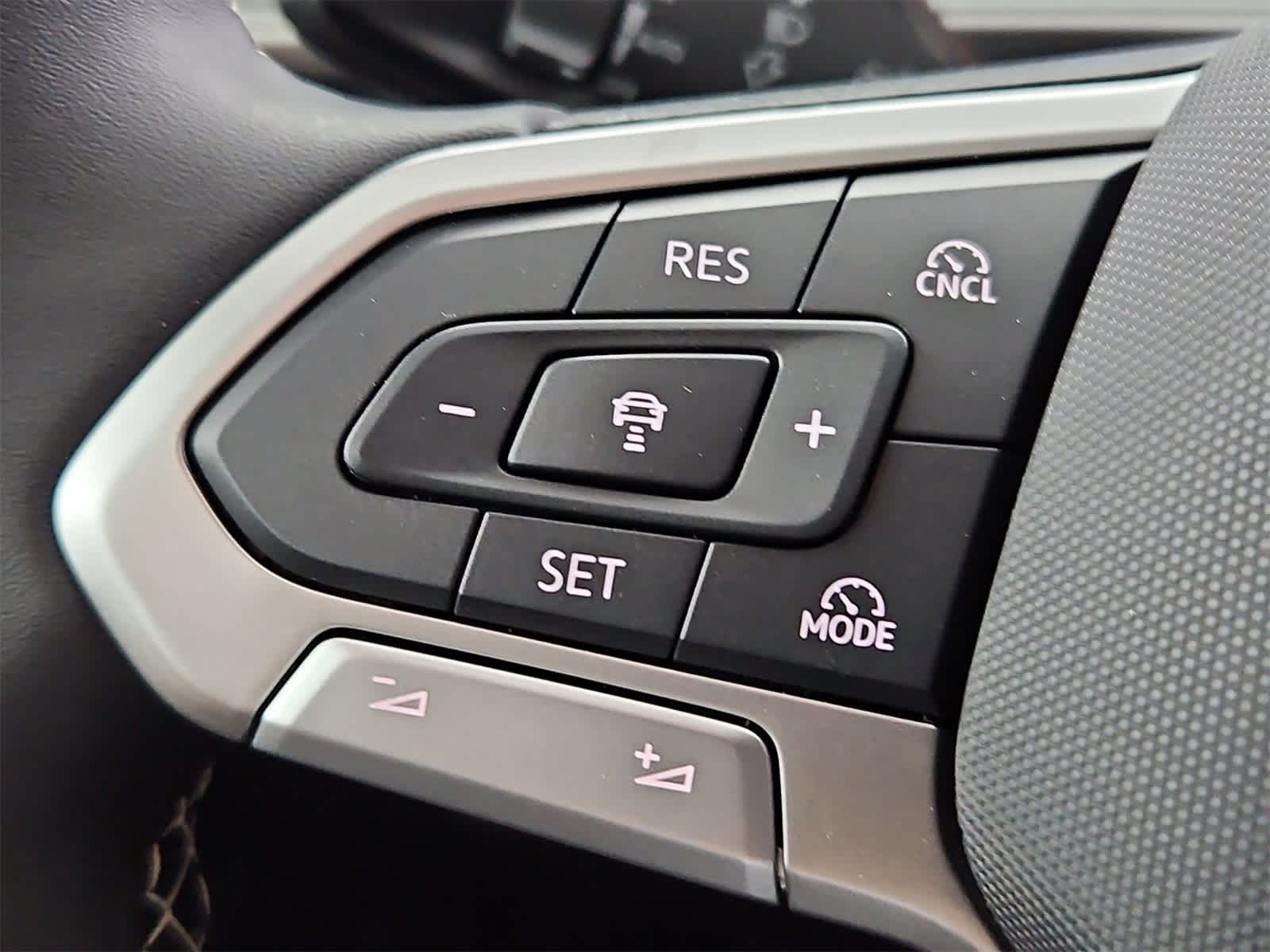 Thumbnail: 2025 Volkswagen Tiguan - 25