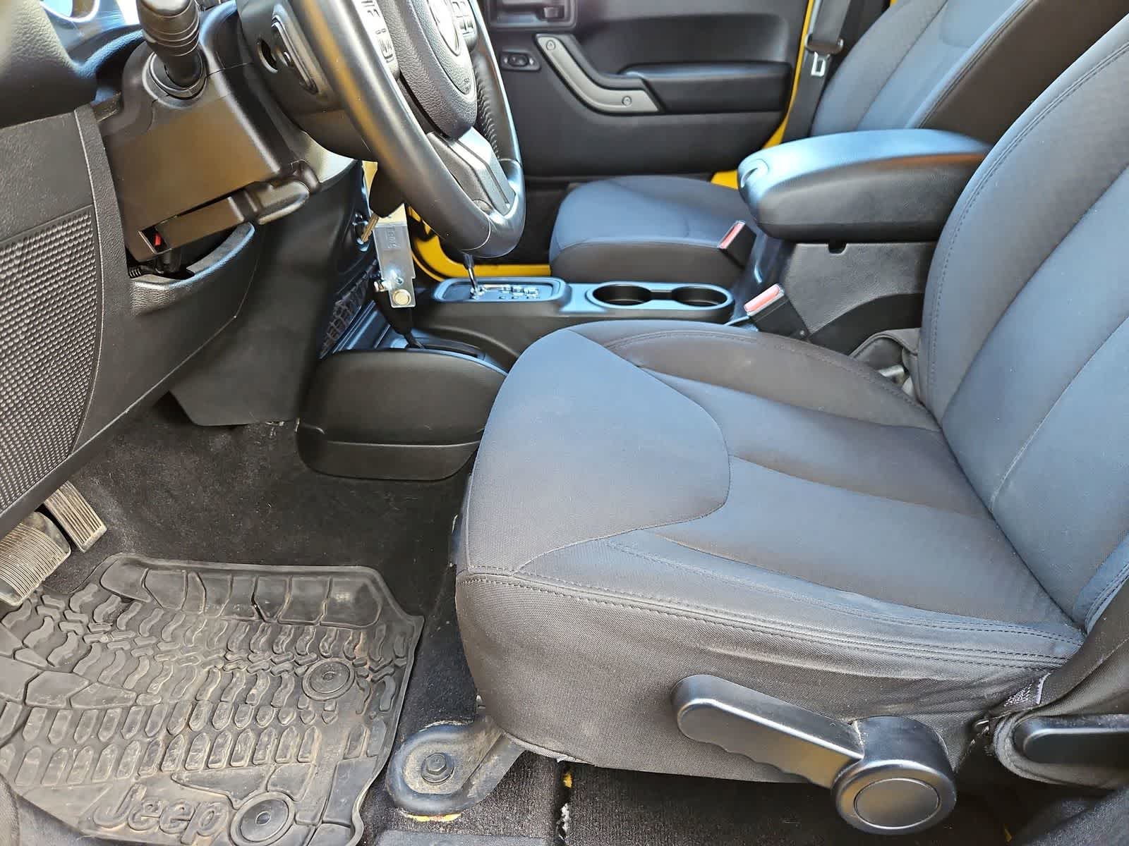 Thumbnail: 2015 Jeep Wrangler - 16