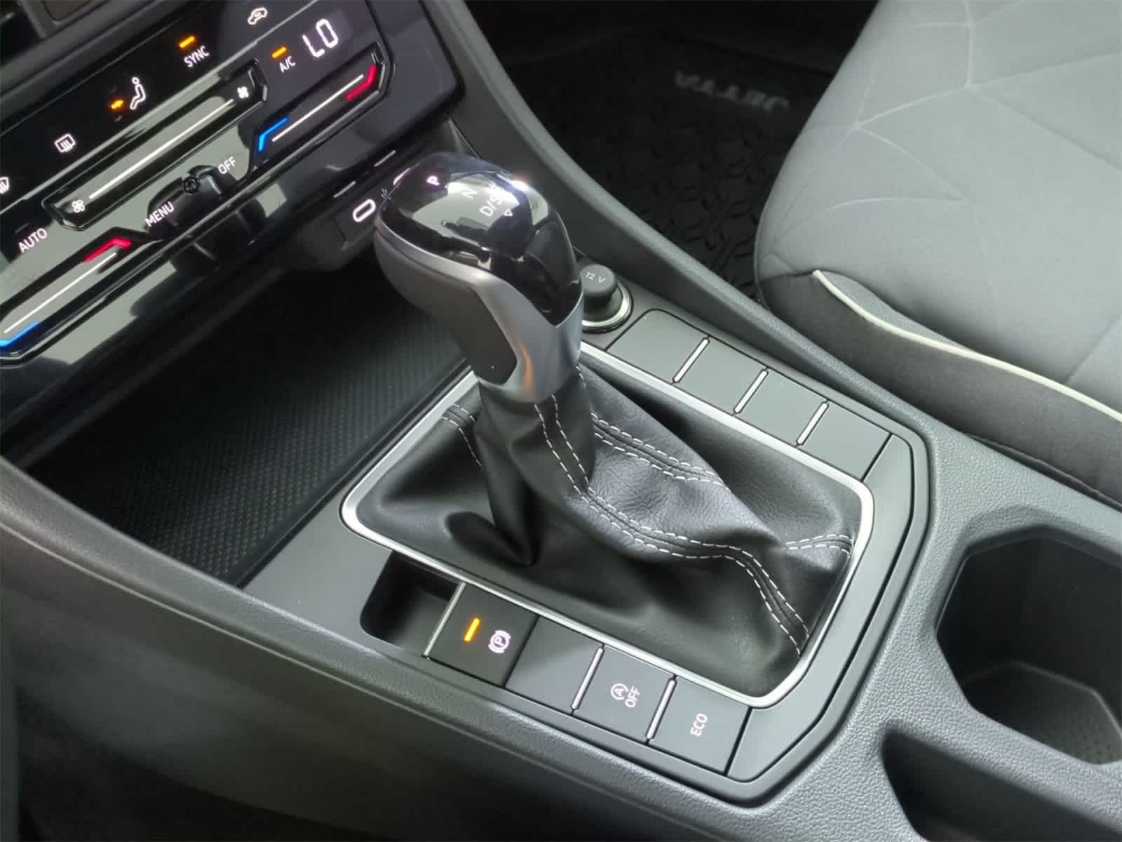 Thumbnail: 2025 Volkswagen Jetta - 32