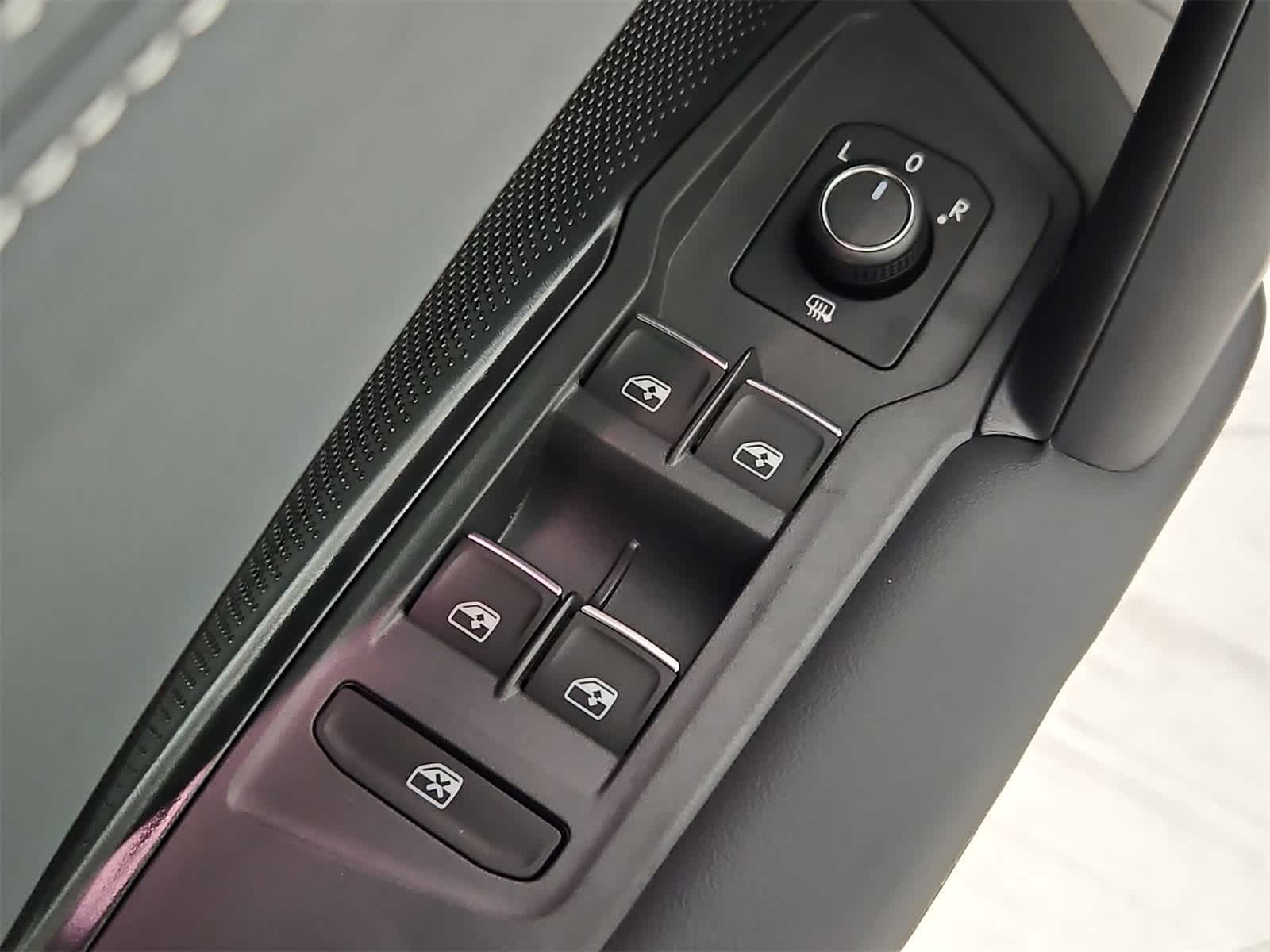 Thumbnail: 2025 Volkswagen Tiguan - 17