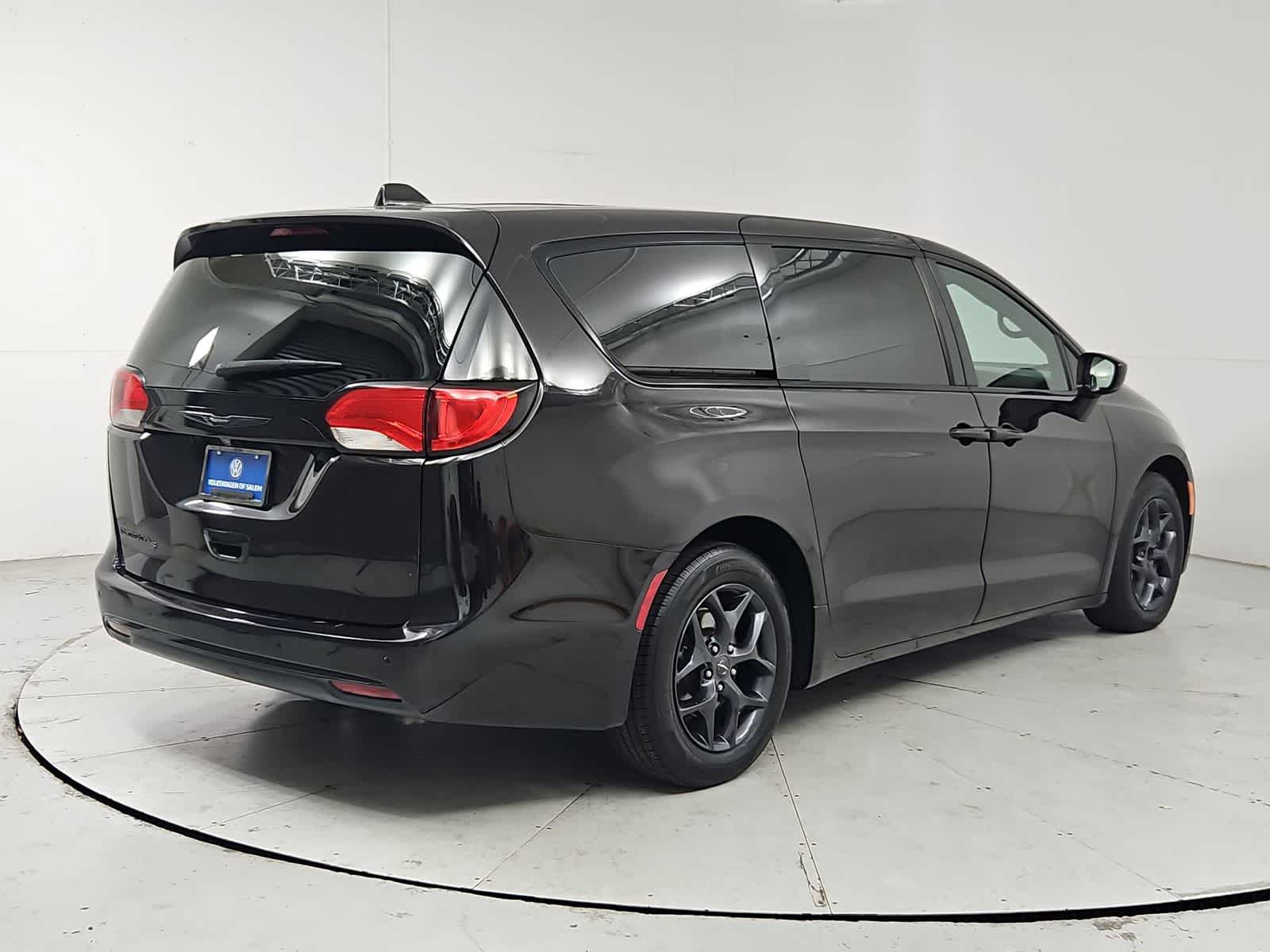 Thumbnail: 2018 Chrysler Pacifica - 6