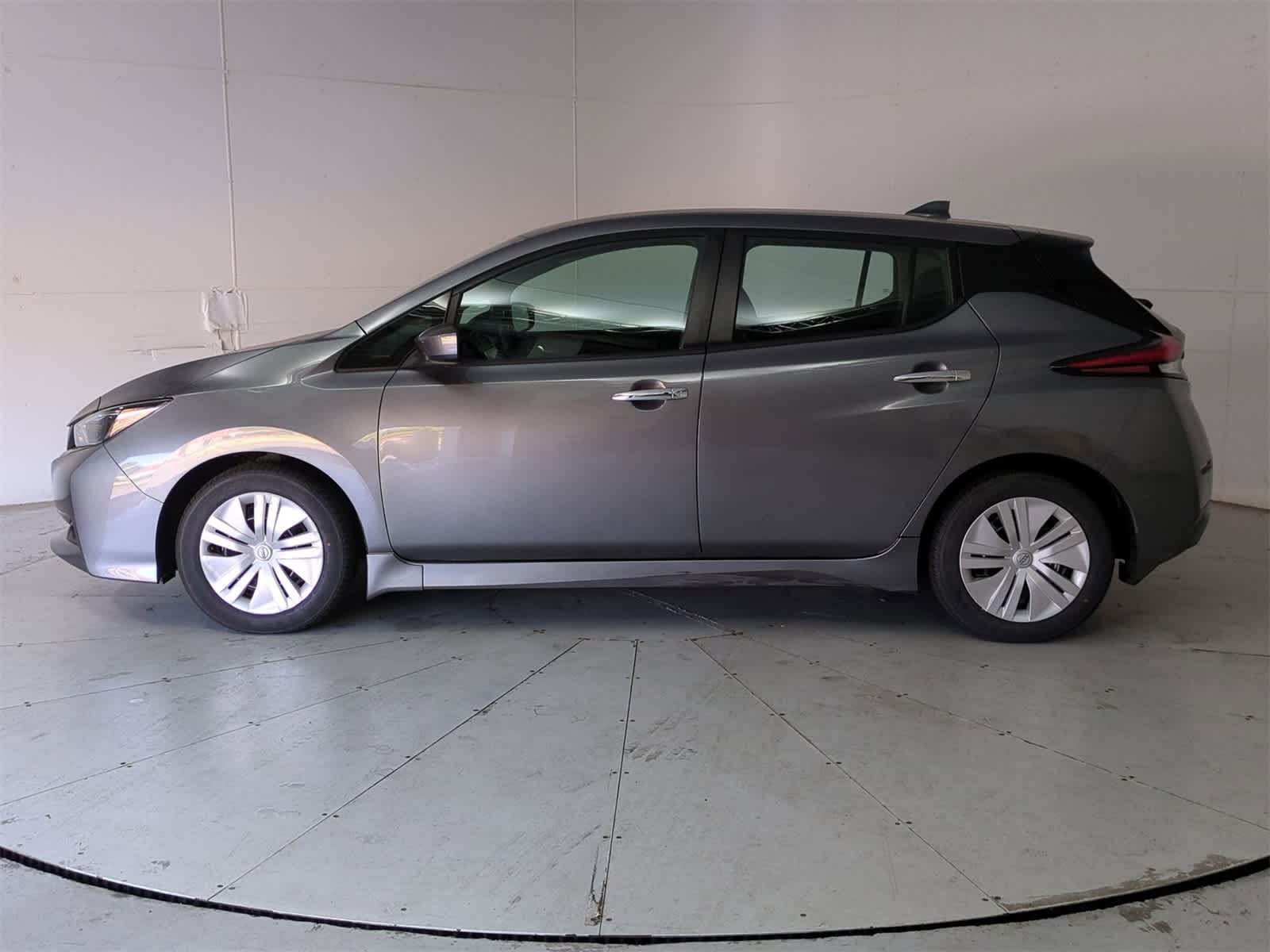 Thumbnail: 2023 Nissan Leaf - 3