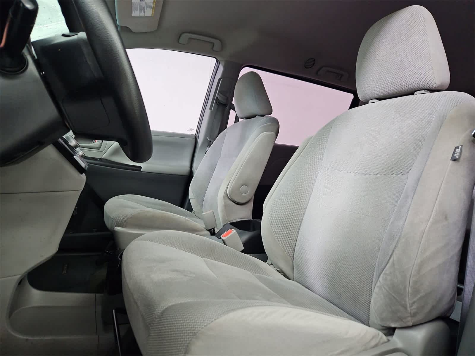 Thumbnail: 2016 Toyota Sienna - 16