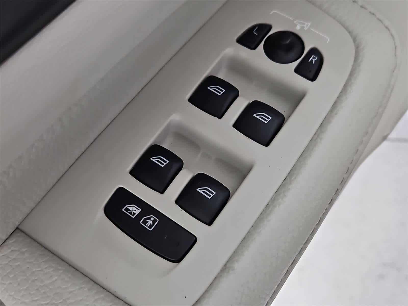 Thumbnail: 2021 Volvo S60 - 17